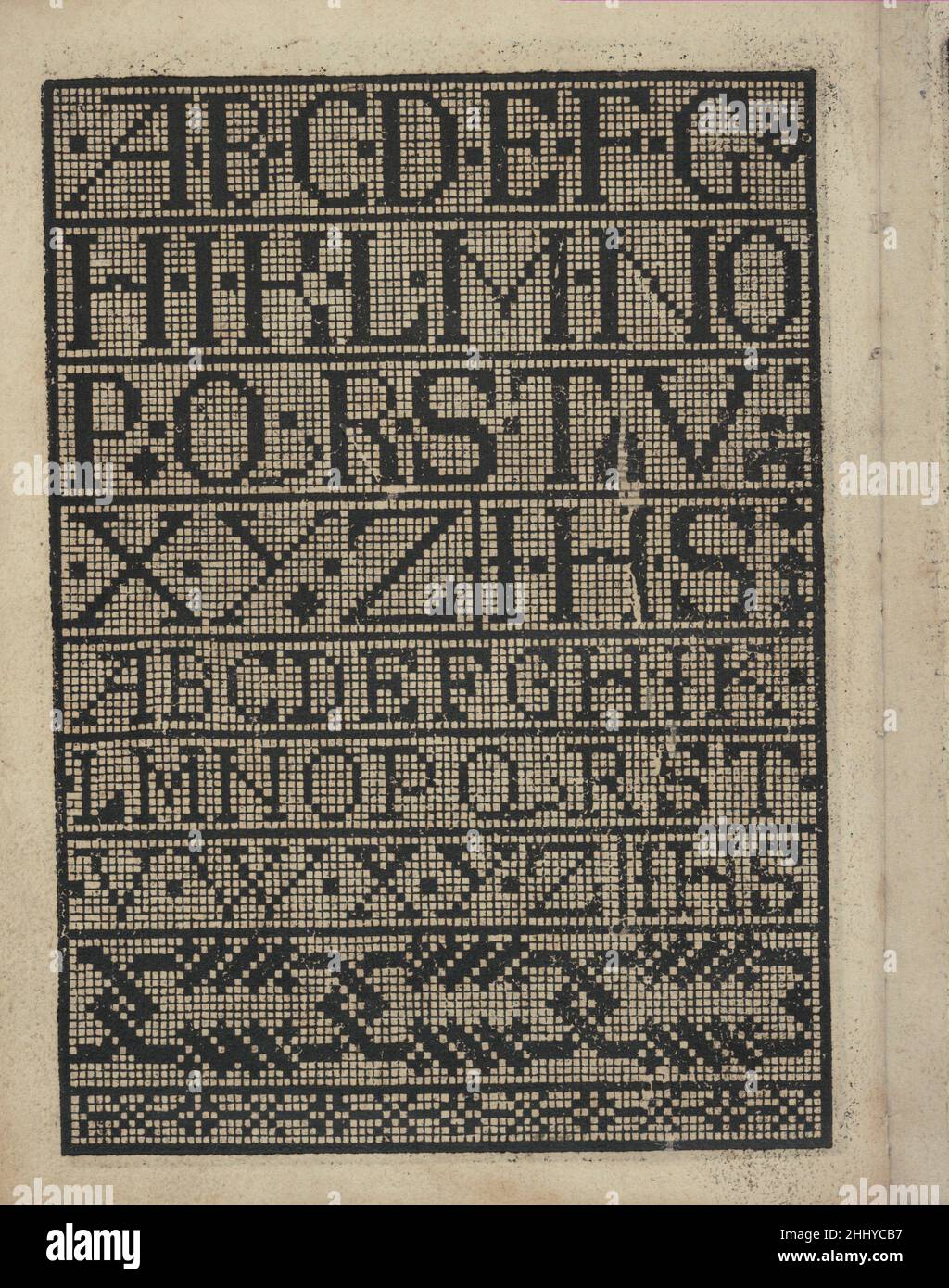 Libbretto nouellamete composto per maestro Domenico da sera...premio di orizzonti sorti di punti, pagina 14 (verso) 12 aprile 1532 Domenico da sera French pubblicato da Domenico da sera Lyons.dall'alto verso il basso, e da sinistra a destra:Design composto da 9 registri orizzontali. I primi 7 registri sono decorati con lettere (comprendenti l'alfabeto) stampate in nero. L'ottavo registro è decorato con un modello di esagoni sovrapposti. Il nono registro è decorato con un modello alternato di 'x's e '+s.. Libbretto nouellamete composto per maestro Domenico da sera...premio di sogni sorti di punti, page Foto Stock