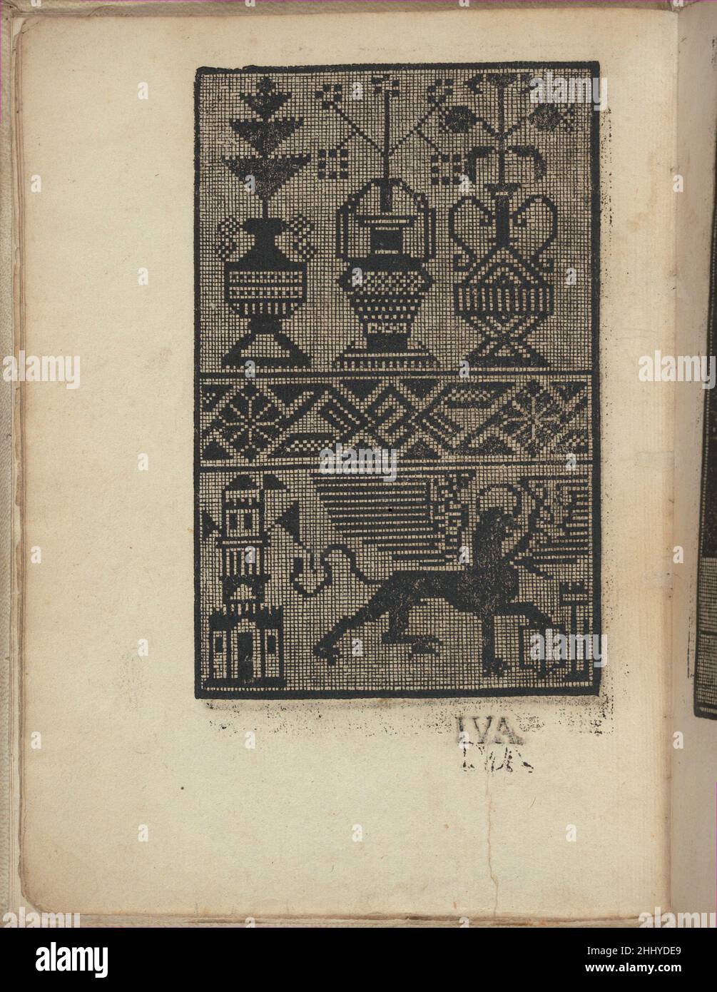 Semplario di Lauori..., pagina 4 (verso) 1 agosto 1532 Giovanni Andrea Vavassore italiano originariamente pubblicato da Giovanni Andrea Vavassore, italiano, attivo 16th secolo, Venezia, progettato da Florio Vavassore, italiano, attivo 16th secolo. Ristampato da Macmillan & Co., British, London e New York. Dall'alto verso il basso, e da sinistra a destra:Design composto da 3 colonne verticali. La colonna di sinistra è decorata con varie frecce le cui teste formano quadrati. La colonna centrale è decorata con le foglie che si trovano tra gli angoli di una linea a zigzag. Colonna destra è decorata con grandi foglie che Foto Stock