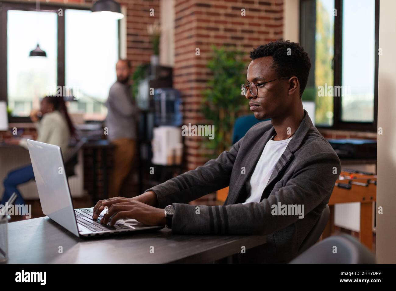 Uomo imprenditore brainstorming idee per il progetto di marketing, analizzando il fatturato aziendale utilizzando computer laptop. Uomo d'affari che lavora nella collaborazione di gestione di pianificazione di ufficio di startup Foto Stock