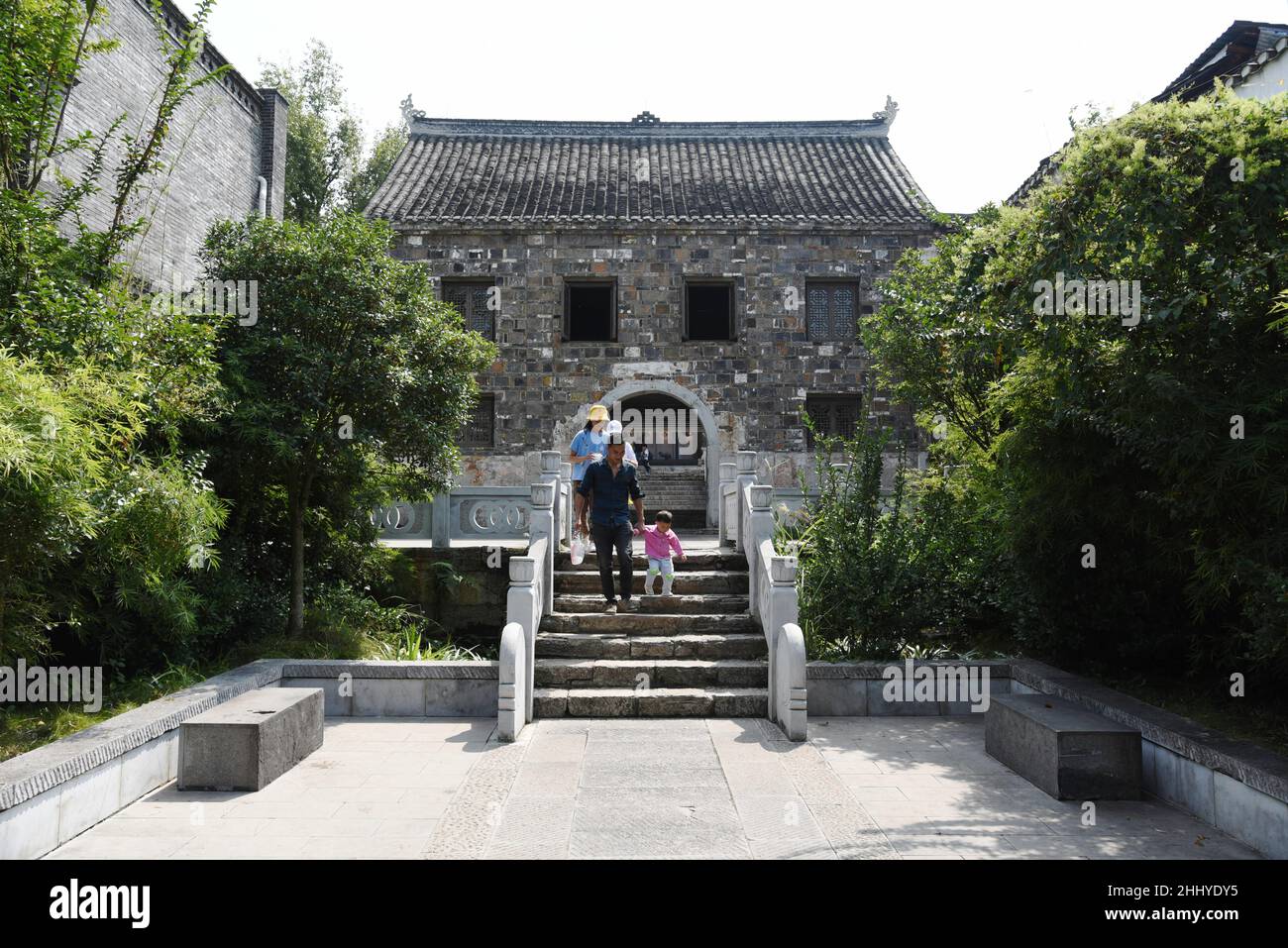 Guiyang, Guiyang, Cina. 26th Jan 2022. L'antica città di Qingyan, una delle quattro antiche città di Guizhou, si trova nel sobborgo meridionale della città di Guiyang, provincia di Guizhou. Fu costruito nel 10th anno di Hongwu della Dinastia Ming (1378). Originariamente era una fortezza militare. Gli antichi edifici delle dinastie Ming e Qing, dal design squisito e dalla squisita lavorazione, sono attraversati nella città antica, con templi, padiglioni, colonne dipinte e travi intagliate, angoli volanti e doppie gronde. L'antica città è piena di gente e cultura, tra cui la celebrità storica Zhou Yuh Foto Stock