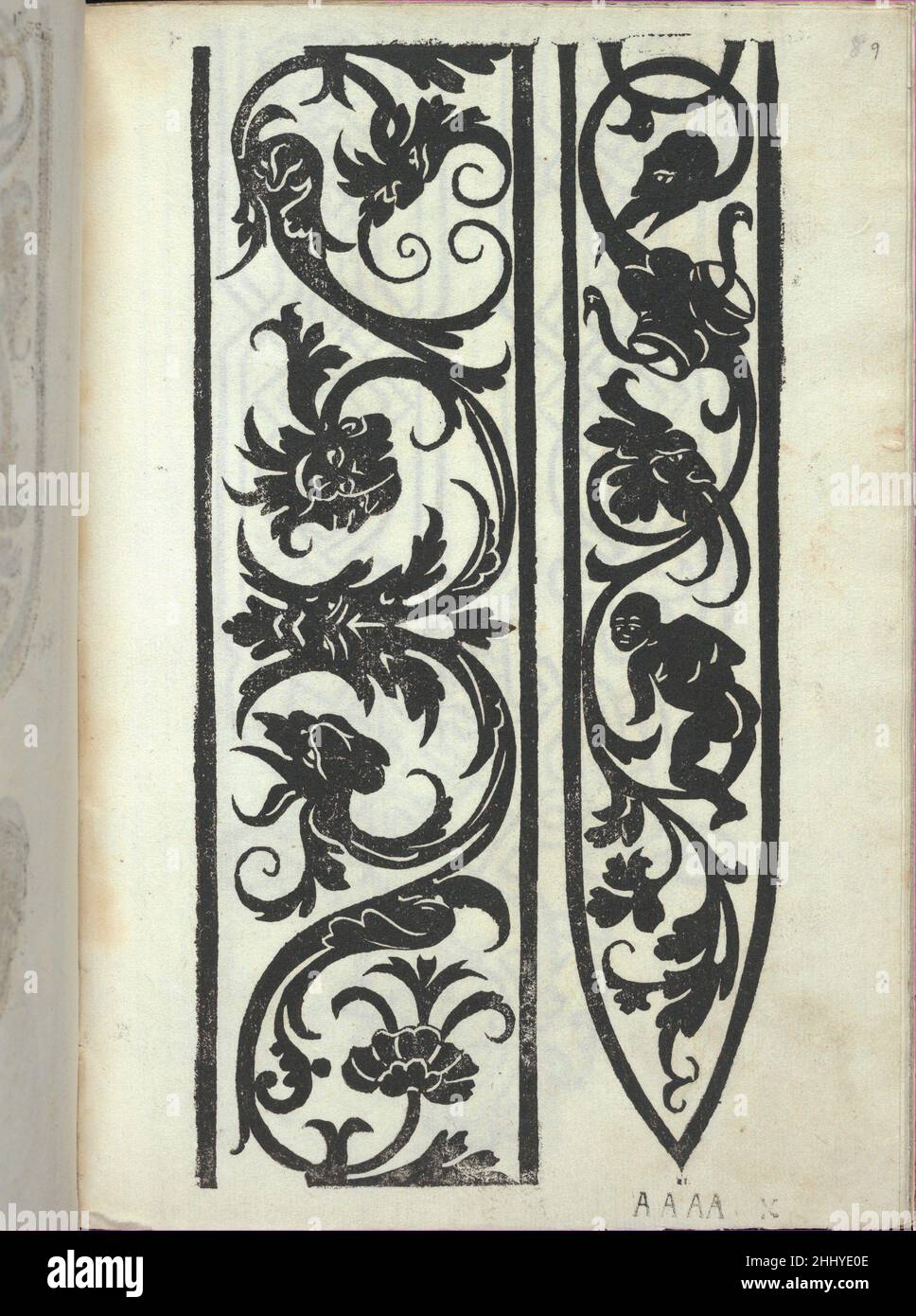 Libro quarto. De rechami per elquale se impara in diuersi Modelordine e il modo di recamare...Opera nua, page 9 (recto) ca. 1532 Alessandro Paganino italiano pubblicato da Alessandro Paganini, italiano, attivo 16th secolo.Ricamo design composto da 2 colonne verticali. La colonna di sinistra è decorata con viti ricurva, ciascuna terminante in una foglia con un volto. La colonna di destra è decorata con viti ricurvi con una figura umana come una foglia così come altre due foglie con facce. Questo è lo stesso disegno stampato a pagina 7, ma invece di essere stampato in bianco, è stampato in nero. Libro quarto. De rech Foto Stock
