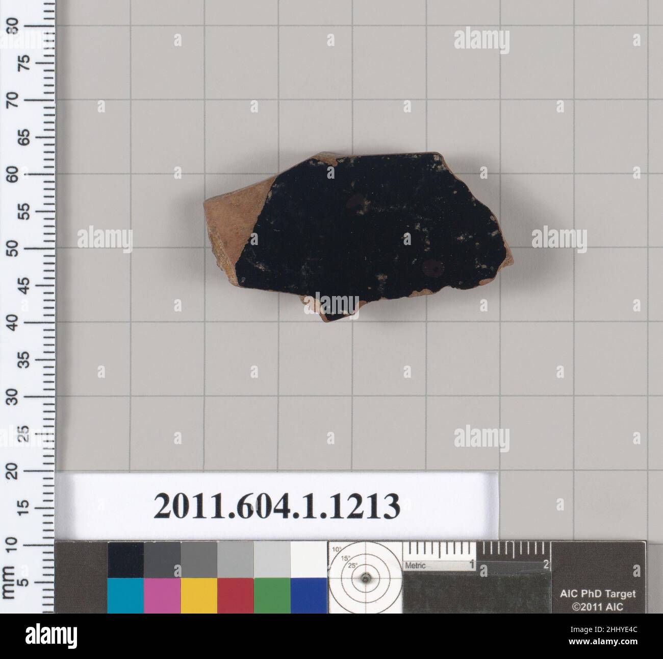 Frammento di terracotta di una kylix (tazza da bere) 490–480 a.C. Greco, Attico interno, due lettere di un'iscrizione, PO. Frammento di terracotta di una kylix (tazza da bere) 671287 Foto Stock