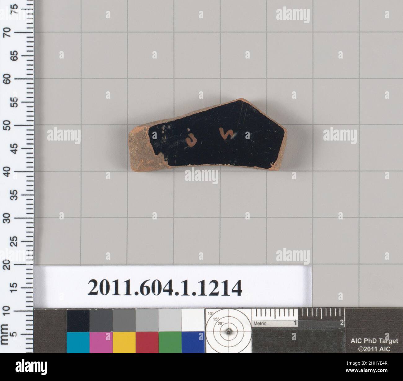Frammento di terracotta di una kylix (tazza da bere) 490–480 a.C. Greco, Attico interno, due lettere di un'iscrizione, [KAL]OS?. Frammento di terracotta di una kylix (tazza da bere) 671288 Foto Stock