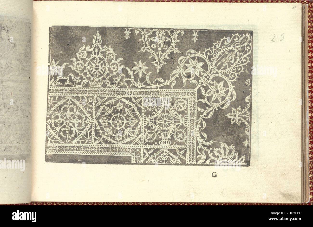 Corona delle Nobili et Virtuose Donne: Libro i-IV, pagina 25 (recto) 1601 Cesare Vecellio Italian Published by Cesare Vecellio, Italian, Pieve di Cadore 1521-1601 Venezia, Venice.From top to bottom, and left to right:Design consiste in un registro orizzontale che forma un angolo verso il fondo del disegno; questo registro è decorato con quadrati ornati con diversi motivi floreali. Sopra l'angolo si trovano diversi elaborati motivi floreali che formano la forma di un triangolo. Corona delle Nobili e Virtuose Donne: Libro i-IV, pagina 25 (recto) 661817 Foto Stock