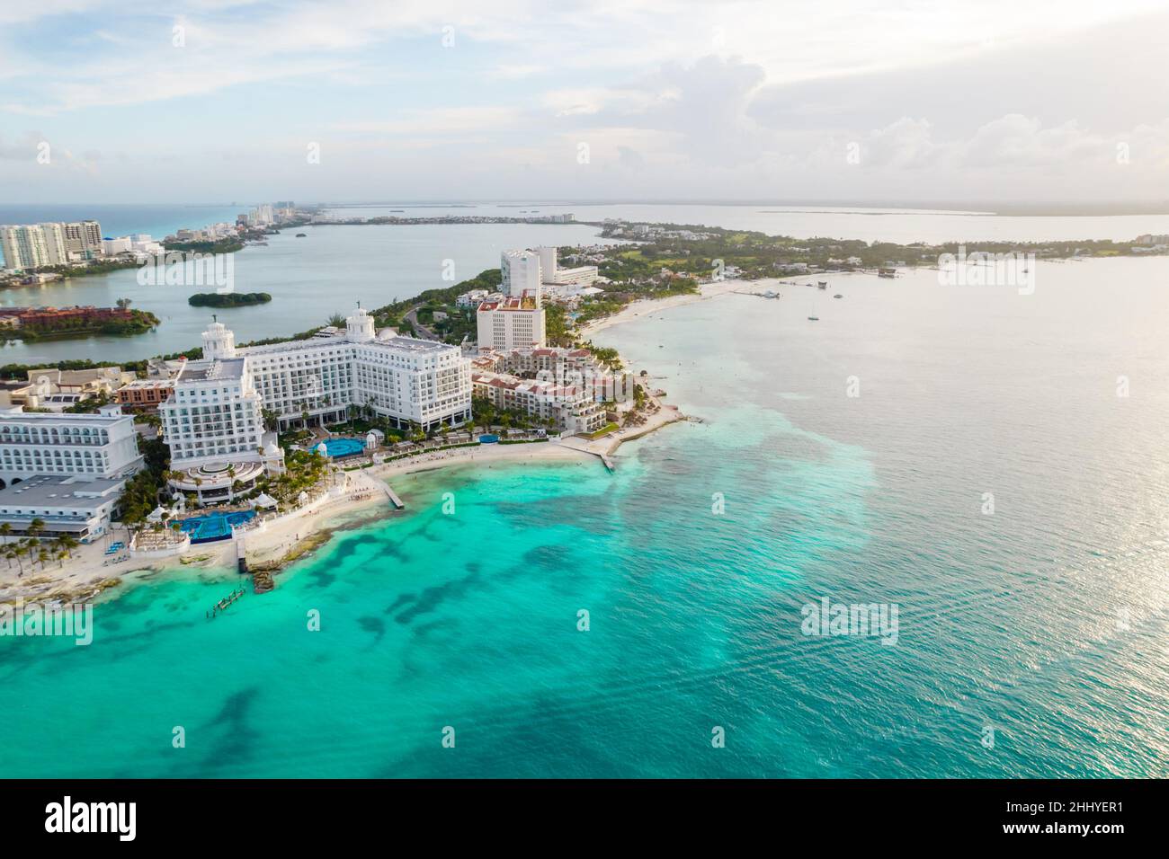 Vista panoramica aerea della spiaggia di Cancun e della zona degli hotel in Messico. Paesaggio della costa caraibica di resort messicano con spiaggia Playa Caracol e Kukulcan Foto Stock