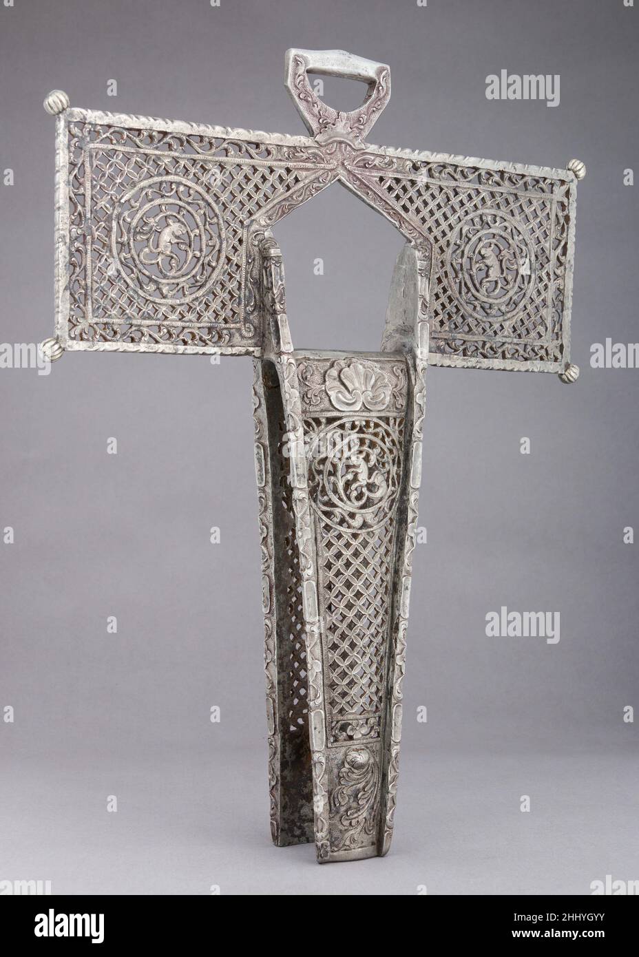 Coppia di staffe ca. 1750 messicani erroneamente conosciuti come staffe 'conquistador', staffe a forma di croce (estribos de cruz) non sono diventati popolari in Messico fino al 18th secolo. Sebbene il termine sia storicamente inesatto, sottolinea tuttavia il ruolo spagnolo nell'introduzione della cultura equestre in Messico. Intricati staffe in ferro battuto come questa coppia, utilizzate per spettacolo o sfilata, riflettevano la ricchezza e lo stato del cavaliere che girava con loro. Coppia di staffe 25607 Foto Stock