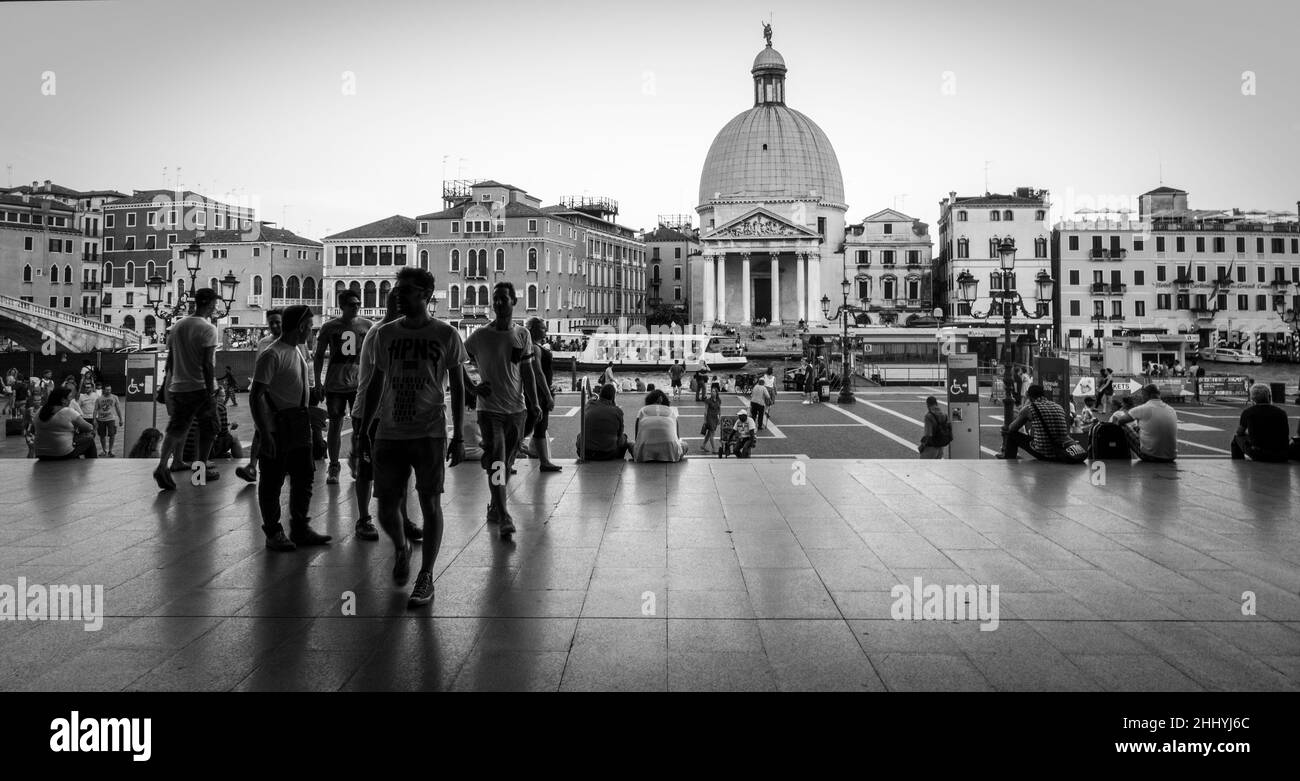 I viaggiatori che arrivano alla stazione ferroviaria di Venezia Foto Stock