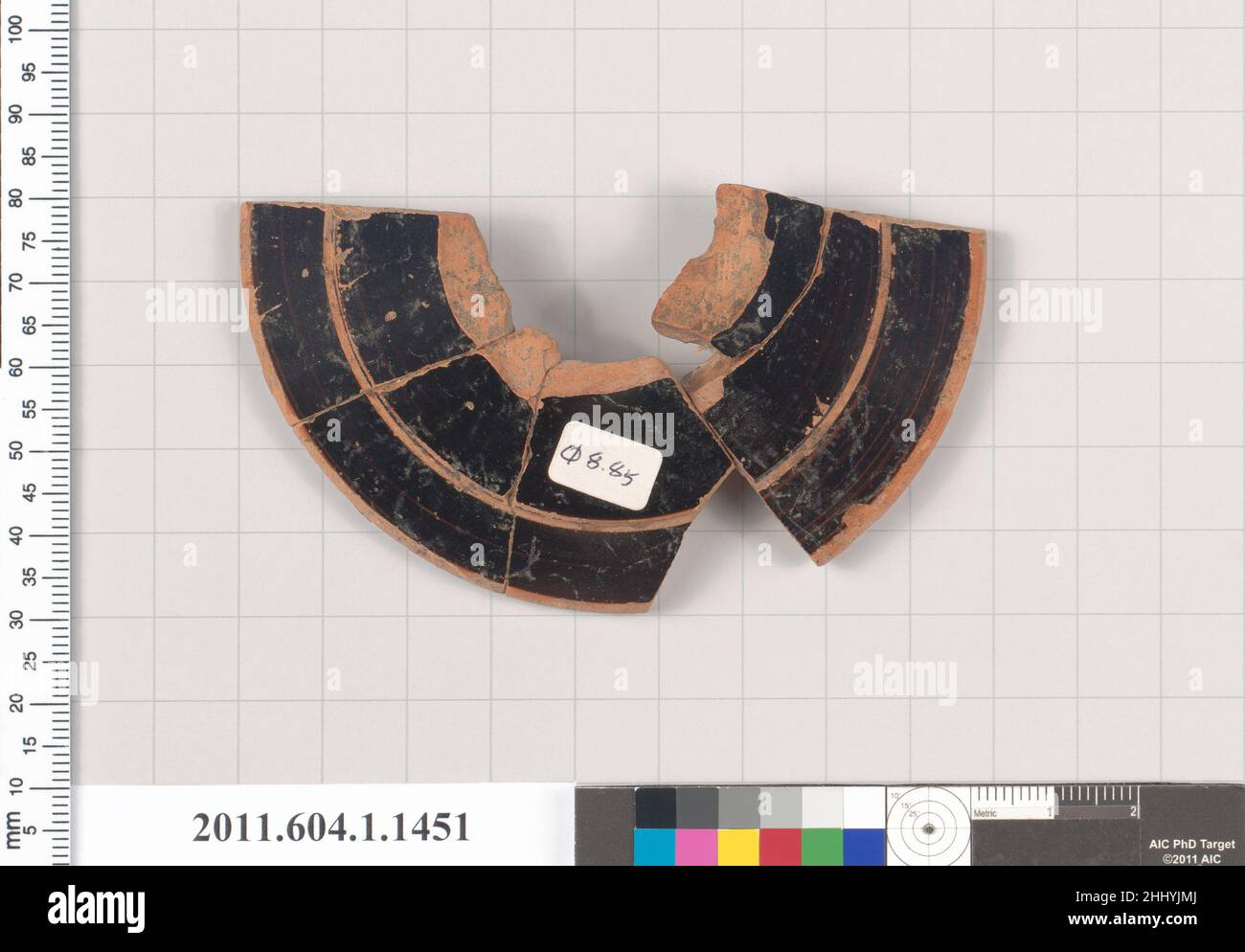 Frammento di terracotta di una kylix (tazza da bere) 5th secolo a.C. greco, parte Attica di un piede di tipo B con linea di riserva a smusso e due lettere di un graffito sul lato inferiore del piede: AT. Frammento di terracotta di una kylix (tazza da bere) 678363 Foto Stock