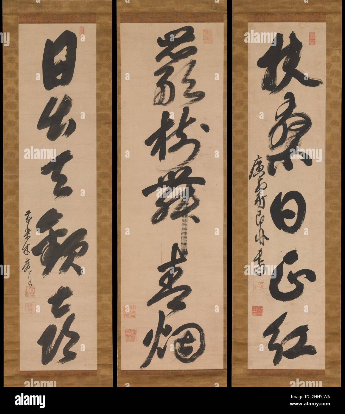 Frasi poetiche 17th secolo a) la calligrafia di Hiin Tsūyō Ōbaku Zen è caratterizzata da caratteri forti e imbullonati in una o talvolta in due colonne. Questi rotoli, scritti da Mokuan Shōtō e Sokuhi Nyoitsu (cinese: Jifei Ruji), mostrano la direzione e la bravura assicurazione che caratterizza le migliori opere calligrafiche Ōbaku. Entrambi i monaci erano discepoli di Ingen (che portarono Ōbaku in Giappone) ed emigrarono dalla Cina per aiutarlo a mantenere le tradizioni e le regole monastiche unicamente cinesi della sez. Le loro frasi poetiche leggevano: All'alba, il cielo si rallegra. [Mokuan; a destra]Thoug Foto Stock