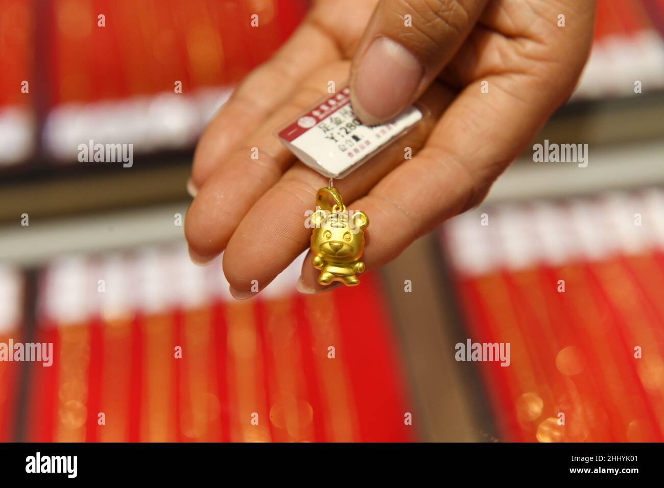 RENHUAI, CINA - 26 GENNAIO 2022 - Un membro dello staff mostra gioielli d'oro dello zodiaco cinese nell'anno della Tigre in un negozio nella città di Renhuai, Sud Foto Stock
