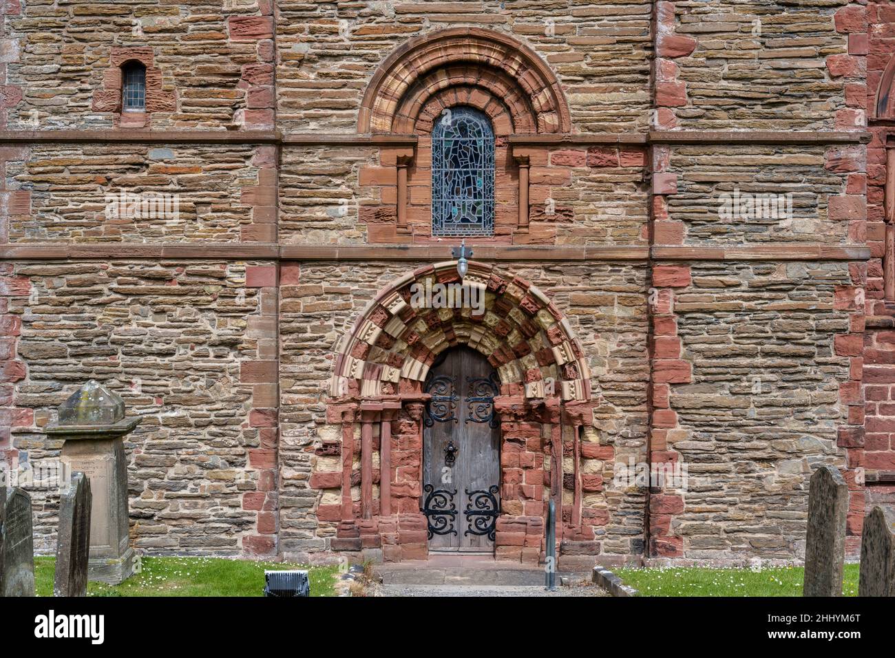 Cattedrale di St Magnus (entrata sud) e terreno di sepoltura a Kirkwall sulla Mainland Orkney in Scozia Foto Stock