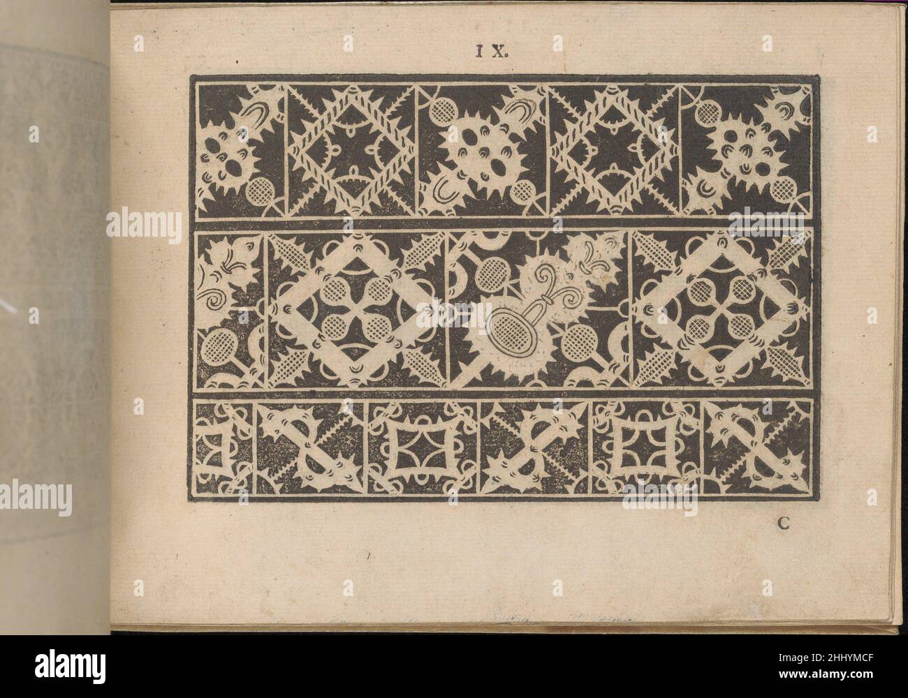 Prima parte de' Fiori, e discreti di varie fonti di Ricami moderni, pagina 9 (recto) 1591 Giovanni Battista Ciotti Italian scritto da Giovanni Battista Ciotti, edito da Francesco de' Franceschi, italiano, attivo 16th secolo.dall'alto verso il basso, e da sinistra a destra:Design composto da 3 registri orizzontali. Tutti i registri sono decorati con quadrati ornati contenenti motivi di diamante, 'X', o 'S'. Prima parte de' Fiori, e discreti di varie fonti di ricami moderni, pagina 9 (recto) 660921 Foto Stock