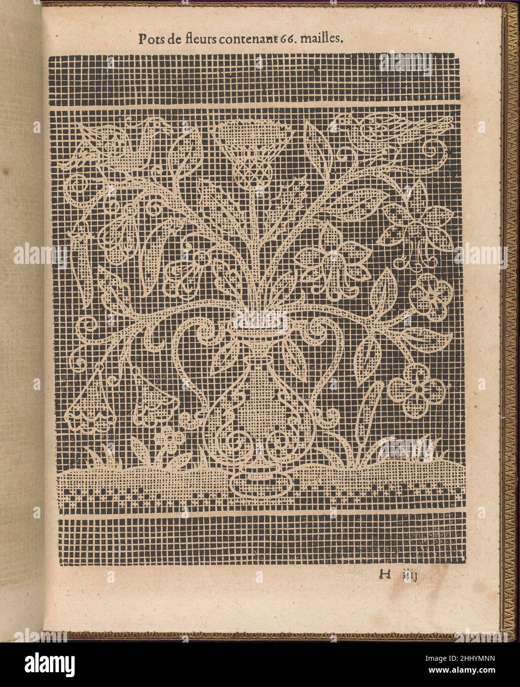 La Pratique de l'Aiguille, pagina 31 (recto) 1605 Matthias Mignerak scritto da Matthias Mignerak, title page inciso da Pierre Firens, francese, nata Parigi 1641, dedicata a Marie de Medici, Firenze 1575-1642 Colonia, pubblicato da Jean le Clerc, Parigi.dall'alto in basso, E da sinistra a destra: Il disegno è stampato su una griglia ed è decorato con un vaso decorativo dei fiori che è fiancheggiato su entrambi i lati da altre piante che germogliano dal terreno. La Pratique de l'Aiguille, pagina 31 (recto) 663012 Foto Stock