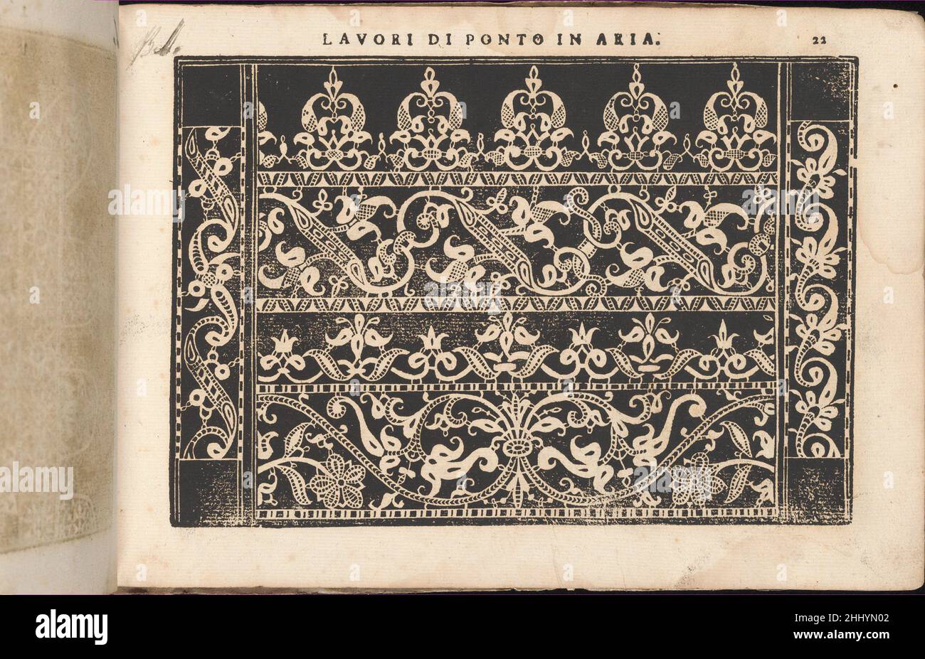 Teatro delle Nobili et Virtuose Donne..., pagina 18 (recto) 1616 Isabella Catanea Parasole scritto da Isabella Catanea Parasole, italiano, ca. 1575-ca. 1625, pubblicato da Mauritio Bona, Roma. Dall'alto verso il basso e da sinistra verso destra:Design composto da 4 registri orizzontali che sono incorniciati sul lato sinistro e destro da un bordo ornato con un motivo fogliame. Il primo registro è decorato con un modello di fiori con foglie circondanti. Il secondo registro è decorato con una linea di curvatura formata da una serie di rami a cui sono attaccati foglie e fiori. Il terzo registro è decorato con Foto Stock