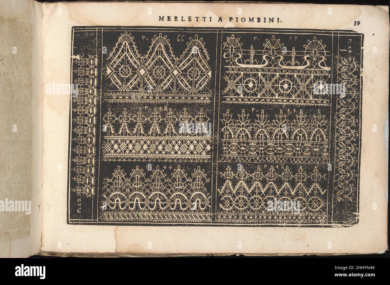 Teatro delle Nobili et Virtuose Donne..., pagina 45 (recto) 1616 Isabella Catanea Parasole scritto da Isabella Catanea Parasole, italiano, ca. 1575-ca. 1625, pubblicato da Mauritio Bona, Roma. Dall'alto verso il basso e da sinistra verso destra:il design consiste in una sezione centrale divisa a metà e incorniciata a sinistra da un bordo decorativo etichettato 'P. 28 e a destra da un bordo decorativo denominato P. 24.' Il lato sinistro della sezione centrale è composto da 3 semi-registri ornati con vari motivi floreali e fogliari formati da forme geometriche e linee curvilinee. il regis Foto Stock