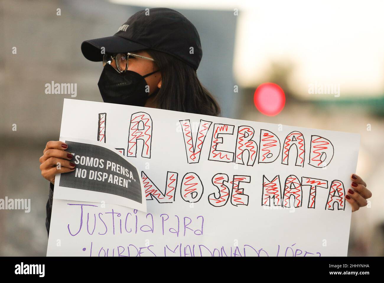 Queretaro, Messico. 25th Jan 2022. Un manifestante tiene un cartello durante una manifestazione contro l'assassinio dei tre giornalisti Jose Luis Arenas, Margarito Martinez e Lourdes Maldonado. Dal 2000 ad oggi, L'ARTICOLO 19 ha documentato 148 omicidi di giornalisti in Messico, possibilmente legati al loro lavoro. Del totale, 136 sono uomini e 12 sono donne. (Foto di Cesar Gomez/SOPA Images/Sipa USA) Credit: Sipa USA/Alamy Live News Foto Stock