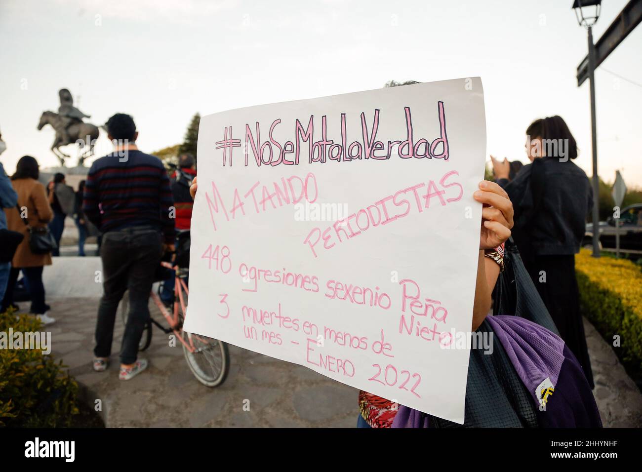 Queretaro, Messico. 25th Jan 2022. Un manifestante tiene un cartello durante una manifestazione contro l'assassinio dei tre giornalisti Jose Luis Arenas, Margarito Martinez e Lourdes Maldonado. Dal 2000 ad oggi, L'ARTICOLO 19 ha documentato 148 omicidi di giornalisti in Messico, possibilmente legati al loro lavoro. Del totale, 136 sono uomini e 12 sono donne. (Foto di Cesar Gomez/SOPA Images/Sipa USA) Credit: Sipa USA/Alamy Live News Foto Stock