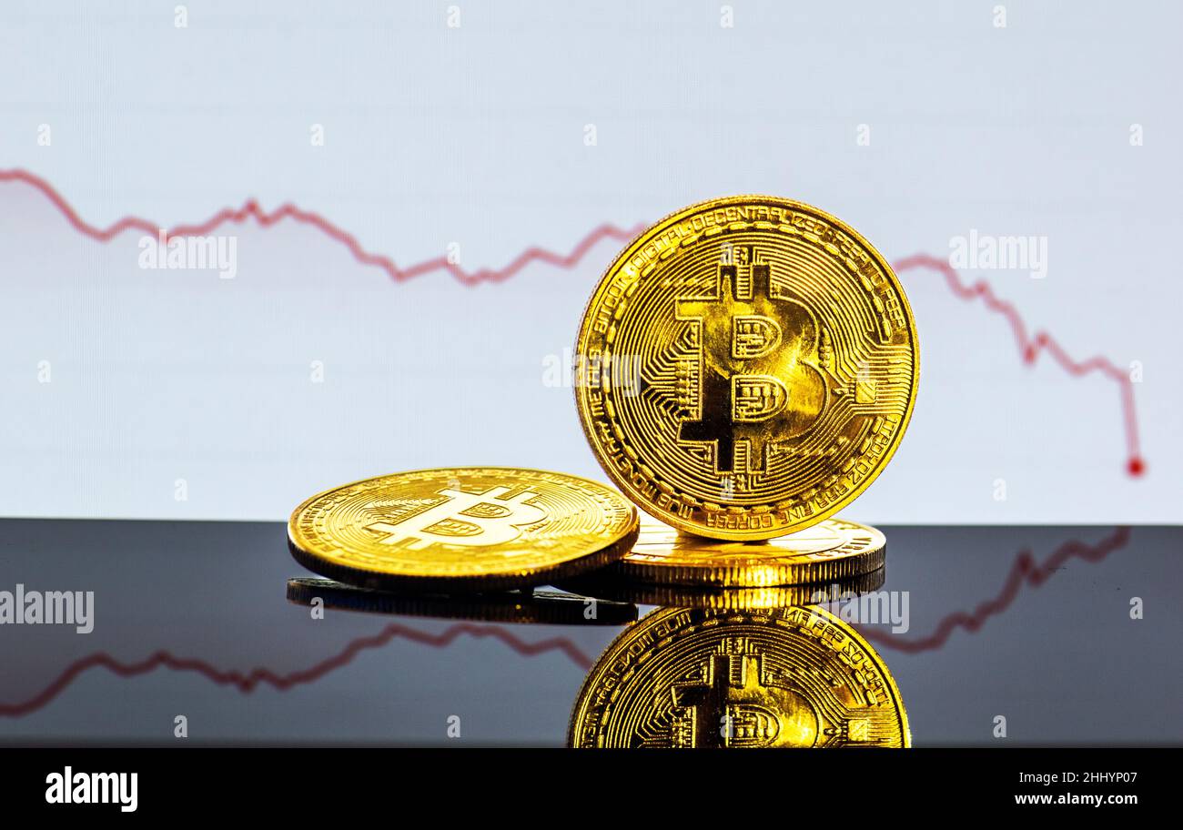 moneta da bit per la svalutazione. Primo piano bitcoin e la barra del grafico digitale del mercato azionario su nero. Criptovaluta. Crescita dello stock di Bitcoin. Investire in risorse virtuali. Foto Stock