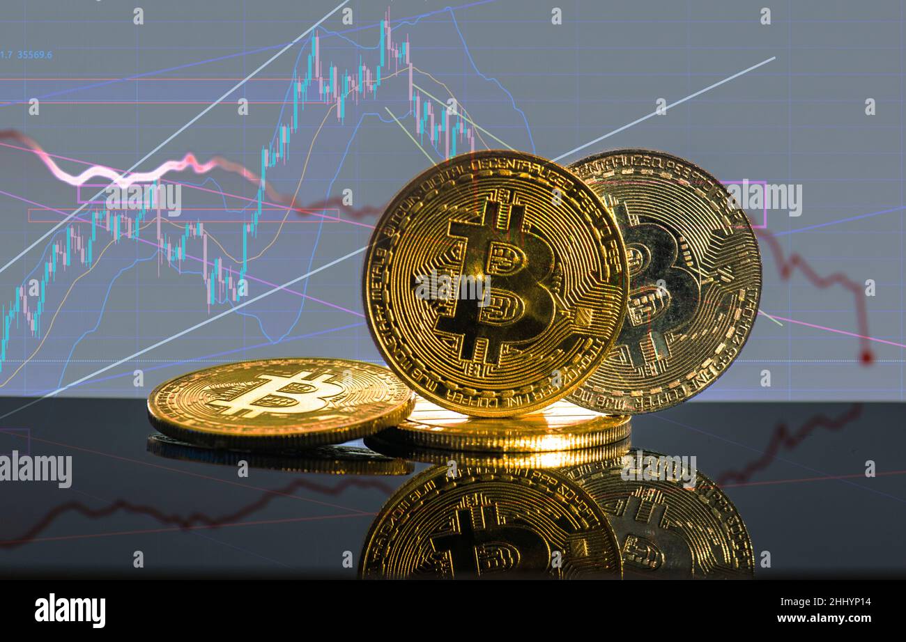 moneta da bit per la svalutazione. Primo piano bitcoin e la barra del grafico digitale del mercato azionario su nero. Criptovaluta. Crescita dello stock di Bitcoin. Investire in risorse virtuali. Foto Stock