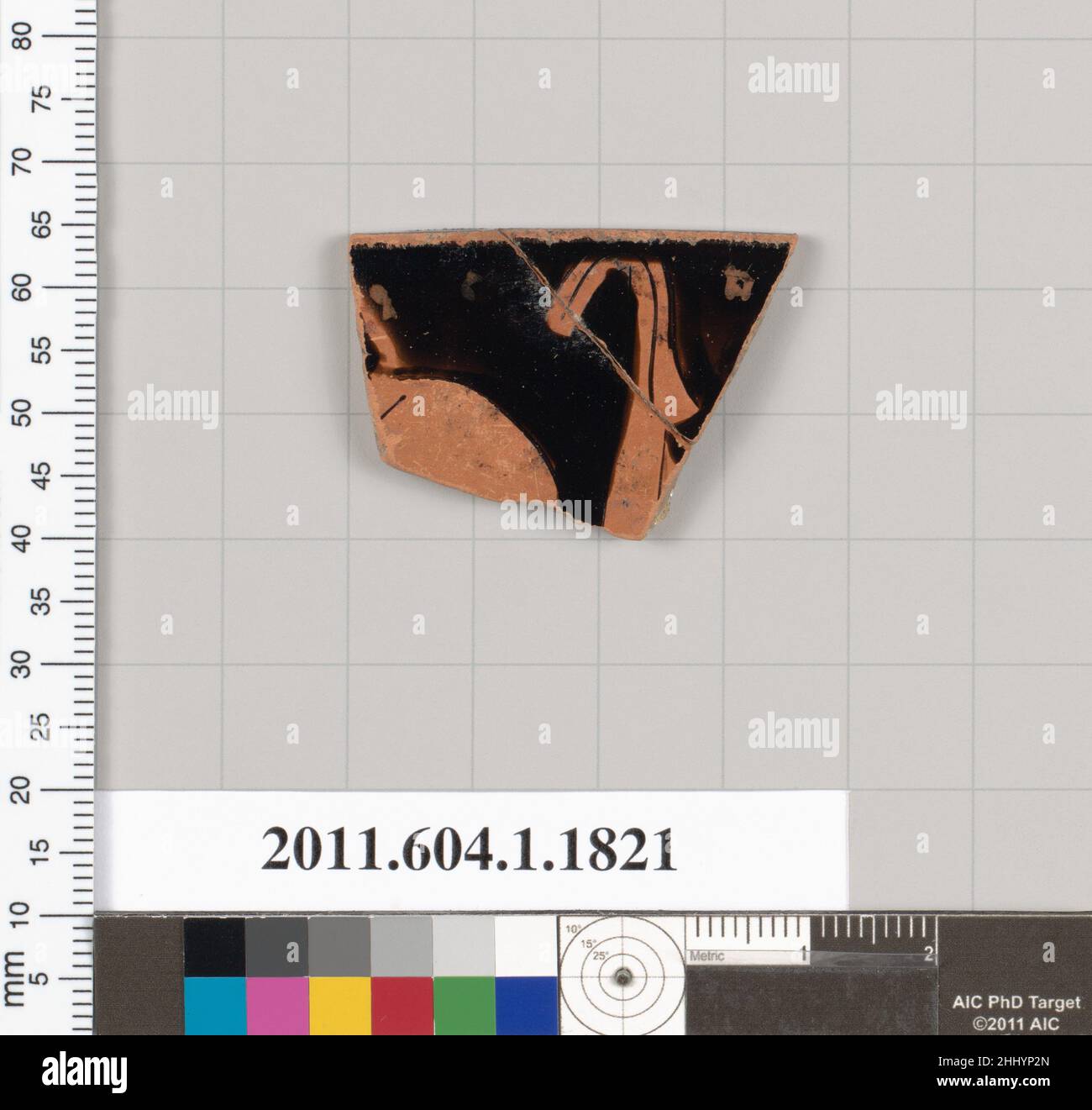 Frammento del bordo di terracotta di una kylix (tazza da bere) primo quarto del 5th secolo a.C. Greco, Attico esterno, parte posteriore della testa e parte superiore del dorso del maschio a sinistra, dietro di lui un caso flauto?; sotto bordo, tre lettere di un'iscrizione. Frammento del bordo di terracotta di una kylix (tazza da bere) 683708 Foto Stock