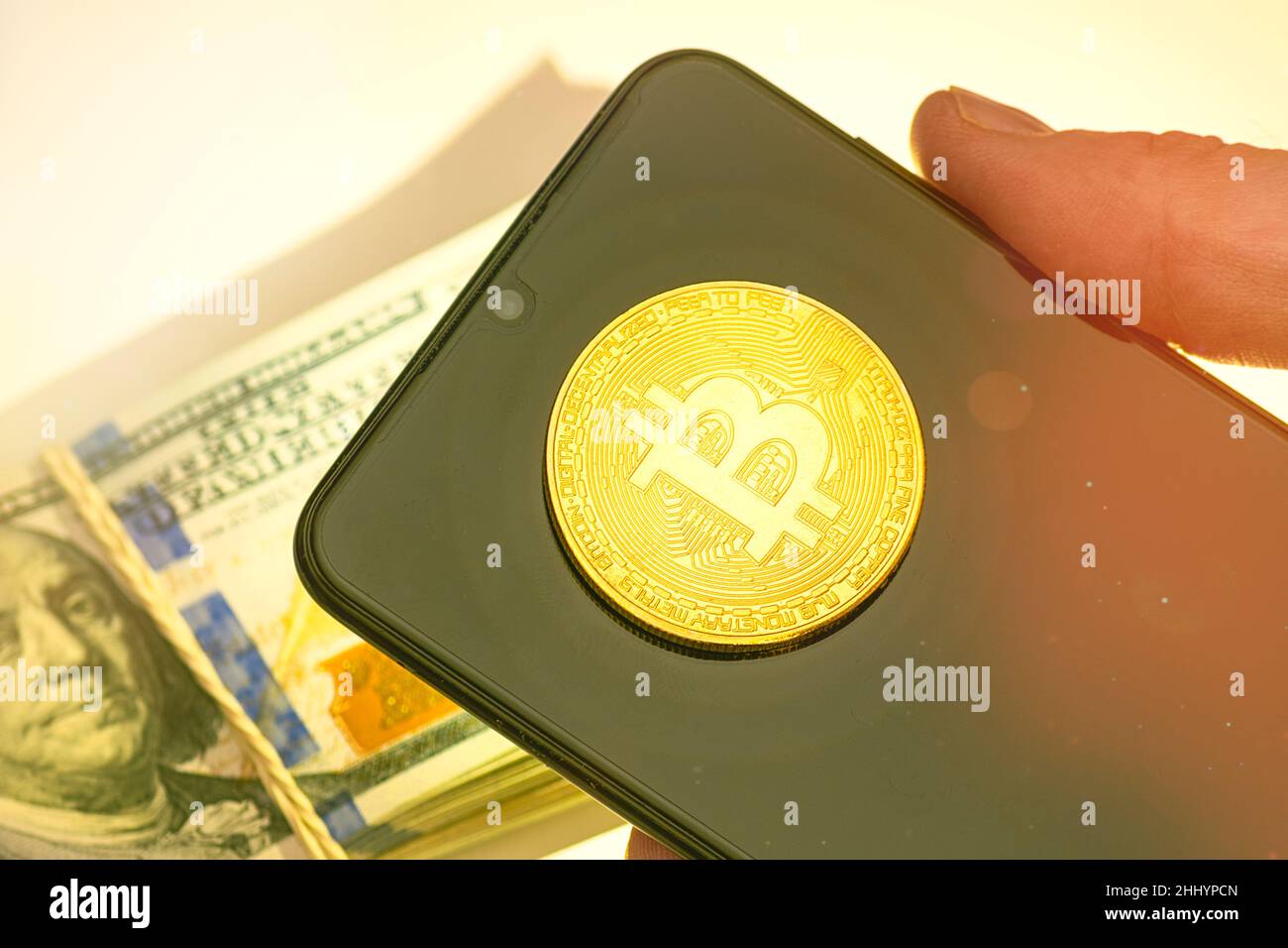 moneta da bit per la svalutazione. Primo piano bitcoin e la barra del grafico digitale del mercato azionario su nero. Criptovaluta. Crescita dello stock di Bitcoin. Investire in risorse virtuali. Foto Stock