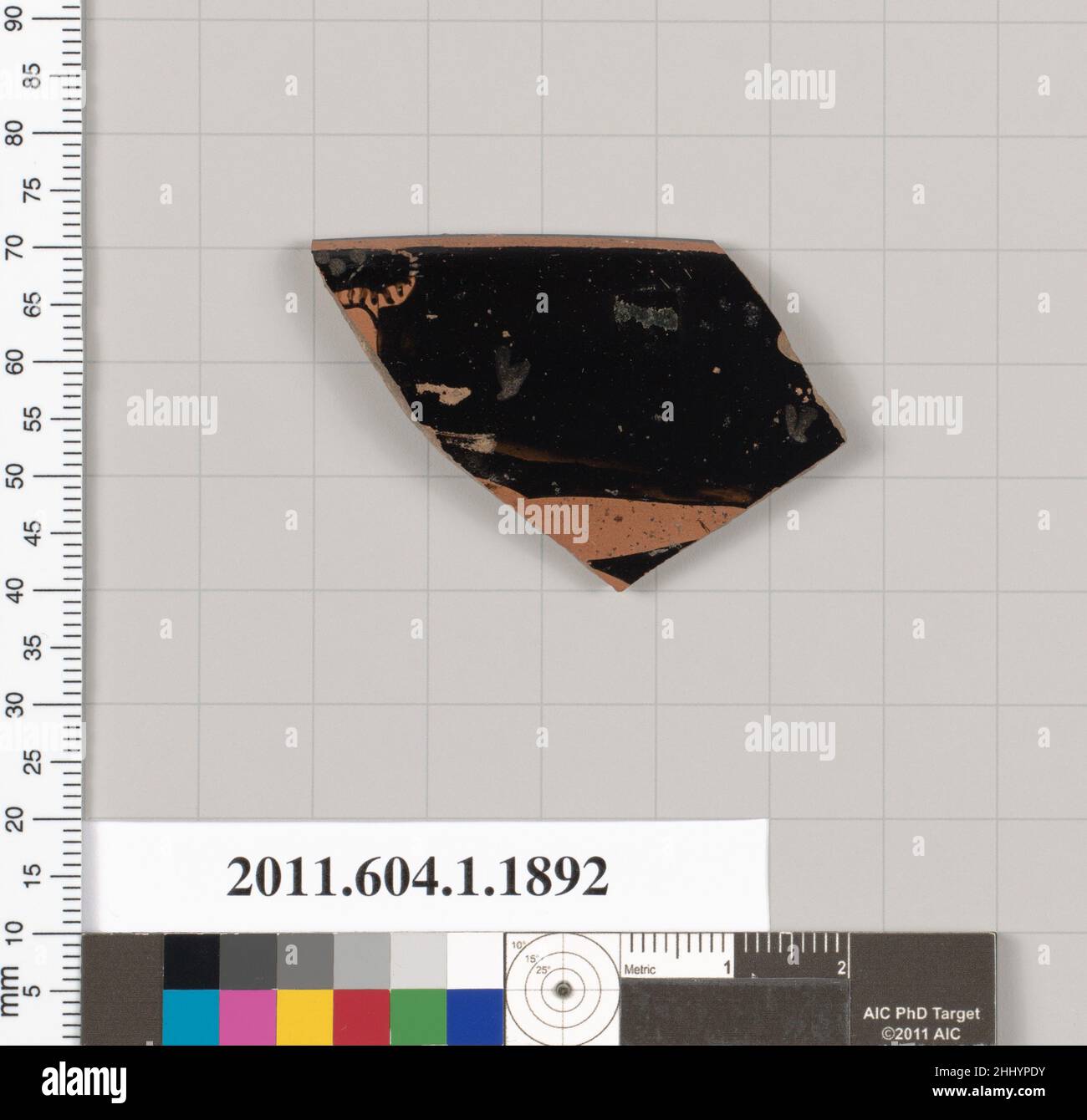 Frammento del bordo di terracotta di una kylix (tazza da bere) 520–510 a.C. Greco, esterno Attico, parte superiore della testa e parte fronte e braccio di una giovinezza irata a destra; due lettere di un'iscrizione. Frammento del bordo di terracotta di una kylix (tazza da bere) 683444 Foto Stock