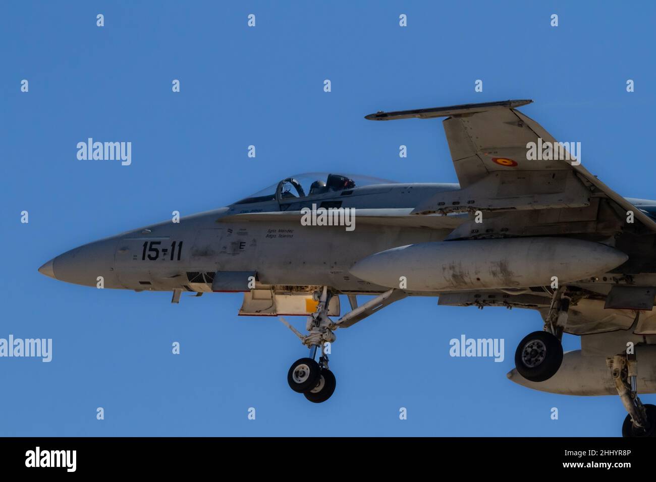 Zaragoza, SPAGNA - Luglio 16 2021 - F-A-18A + Hornet monoposto da caccia appartenente alla base militare di Saragozza dell'aviazione spagnola su traini Foto Stock