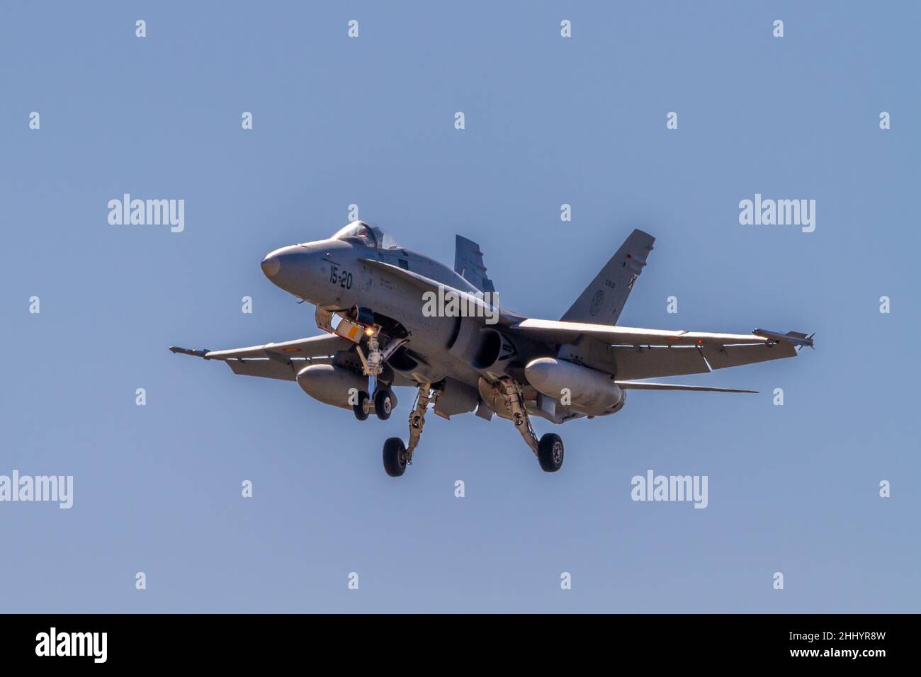 Zaragoza, SPAGNA - Luglio 16 2021 - F-A-18A + Hornet monoposto da caccia appartenente alla base militare di Saragozza dell'aviazione spagnola su traini Foto Stock