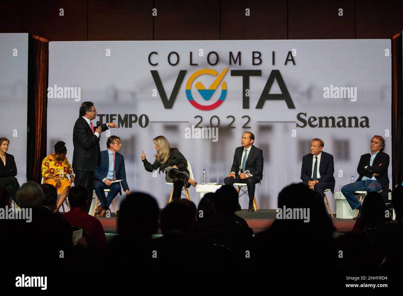 Il candidato presidenziale Gustavo Petro dell'alleanza politica 'Patto Historico' parla durante il primo dibattito dei candidati presidenziali a Bogotà, col Foto Stock
