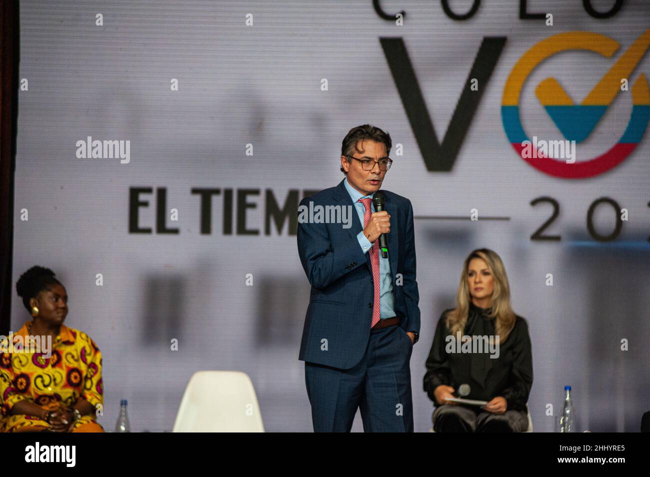 Alejandro Gaviria ex decano dell'Università delle Ande e candidato presidenziale per la coalizione 'Coalicion de la Esperanza' parla durante il primo Foto Stock