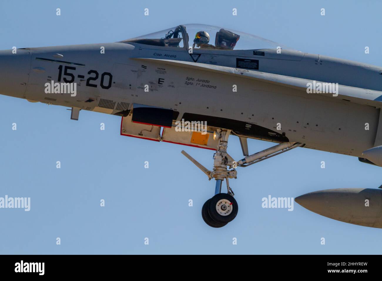 Zaragoza, SPAGNA - Luglio 16 2021 - F-A-18A + Hornet monoposto da caccia appartenente alla base militare di Saragozza dell'aviazione spagnola su traini Foto Stock