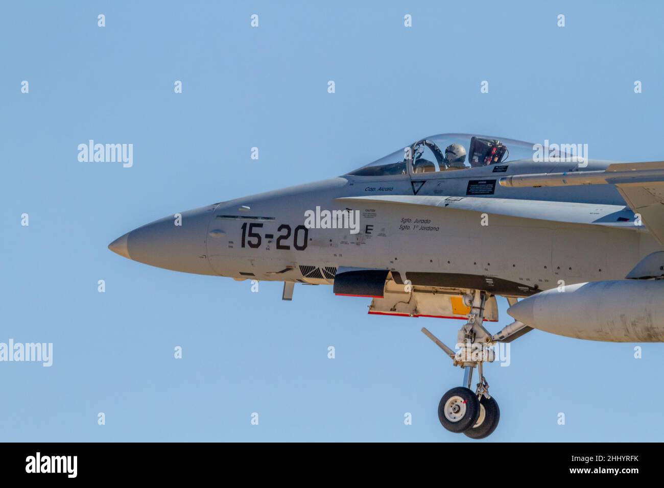 Zaragoza, SPAGNA - Luglio 16 2021 - F-A-18A + Hornet monoposto da caccia appartenente alla base militare di Saragozza dell'aviazione spagnola su traini Foto Stock