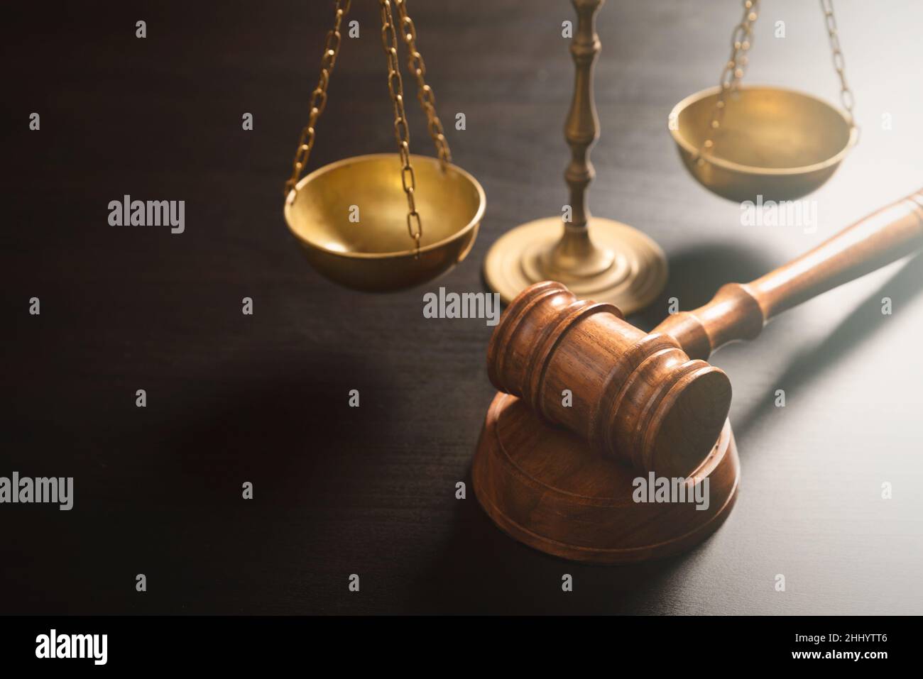 Gavel del giudice e scala di peso. Diritto e sistema giudiziario. Foto Stock