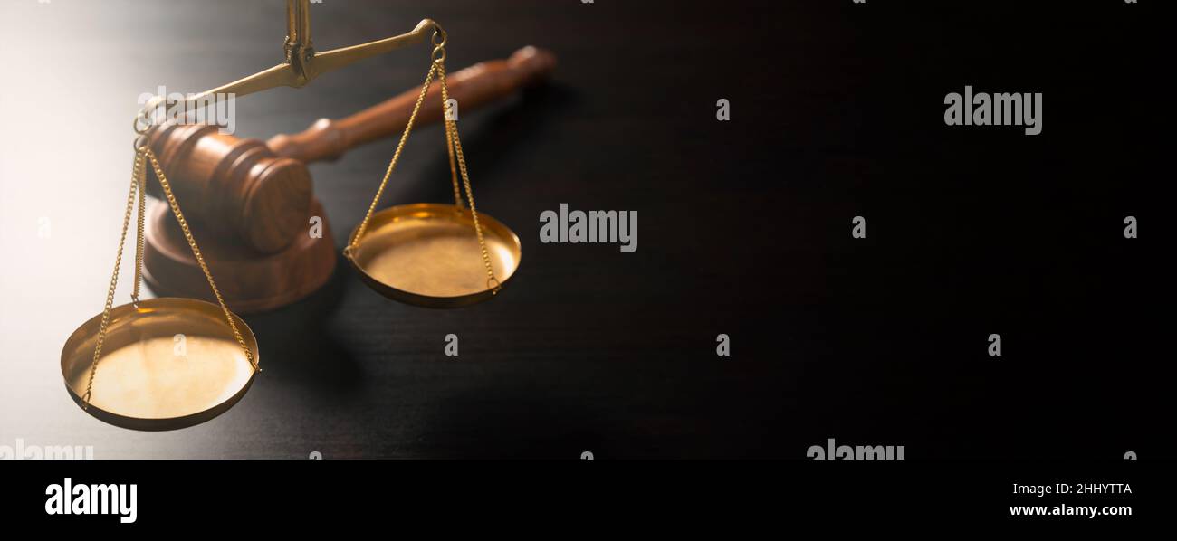 Gavel del giudice e scala di peso. Diritto e sistema giudiziario. Foto Stock