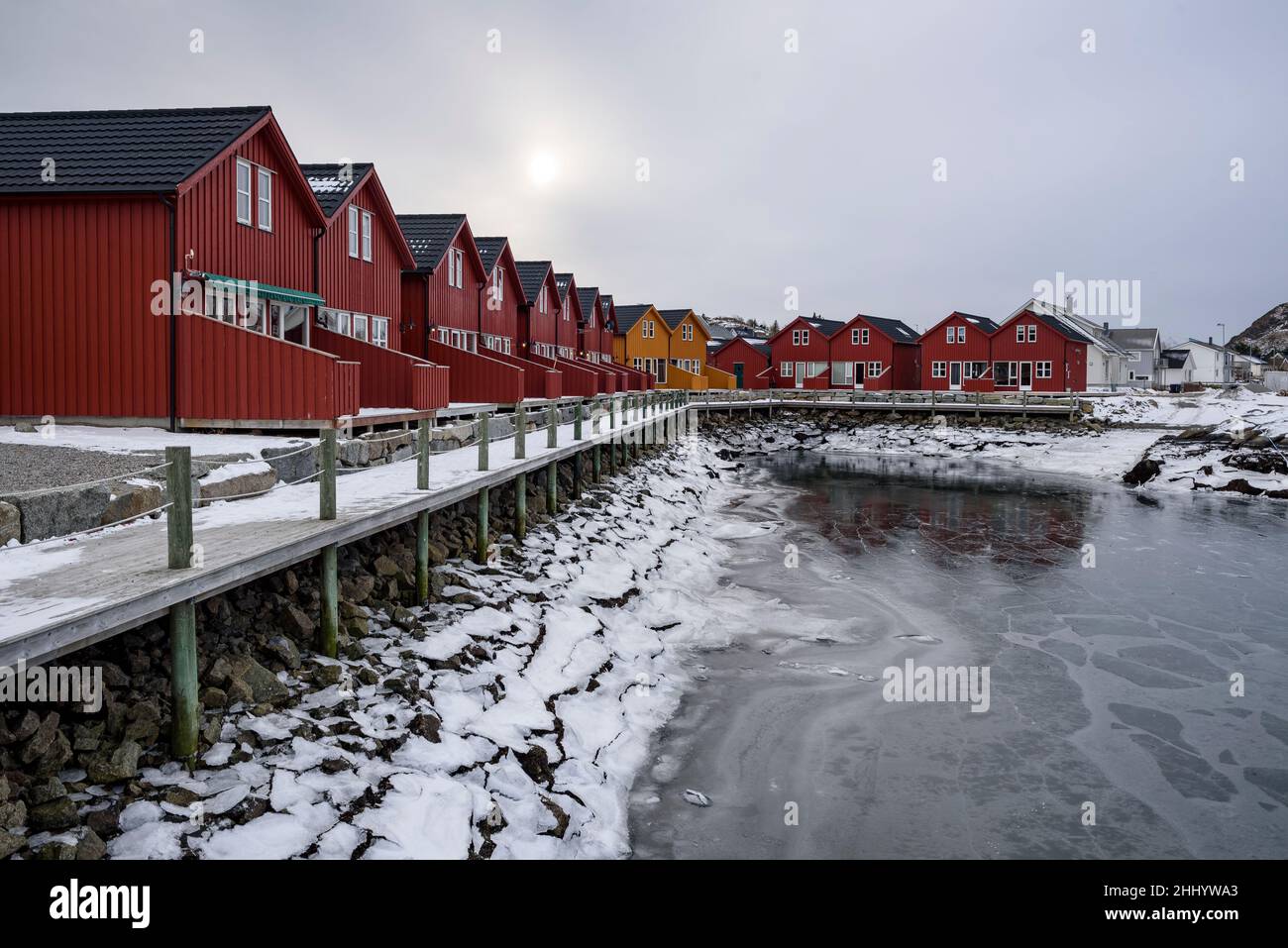 Villaggio e porto di Ballstad in inverno (Moskenes, Lofoten, Norvegia) ESP: Pueblo y puerto de Ballstad en invierno (Moskenes, Moskenesøya, Lofoten, Noruega) Foto Stock