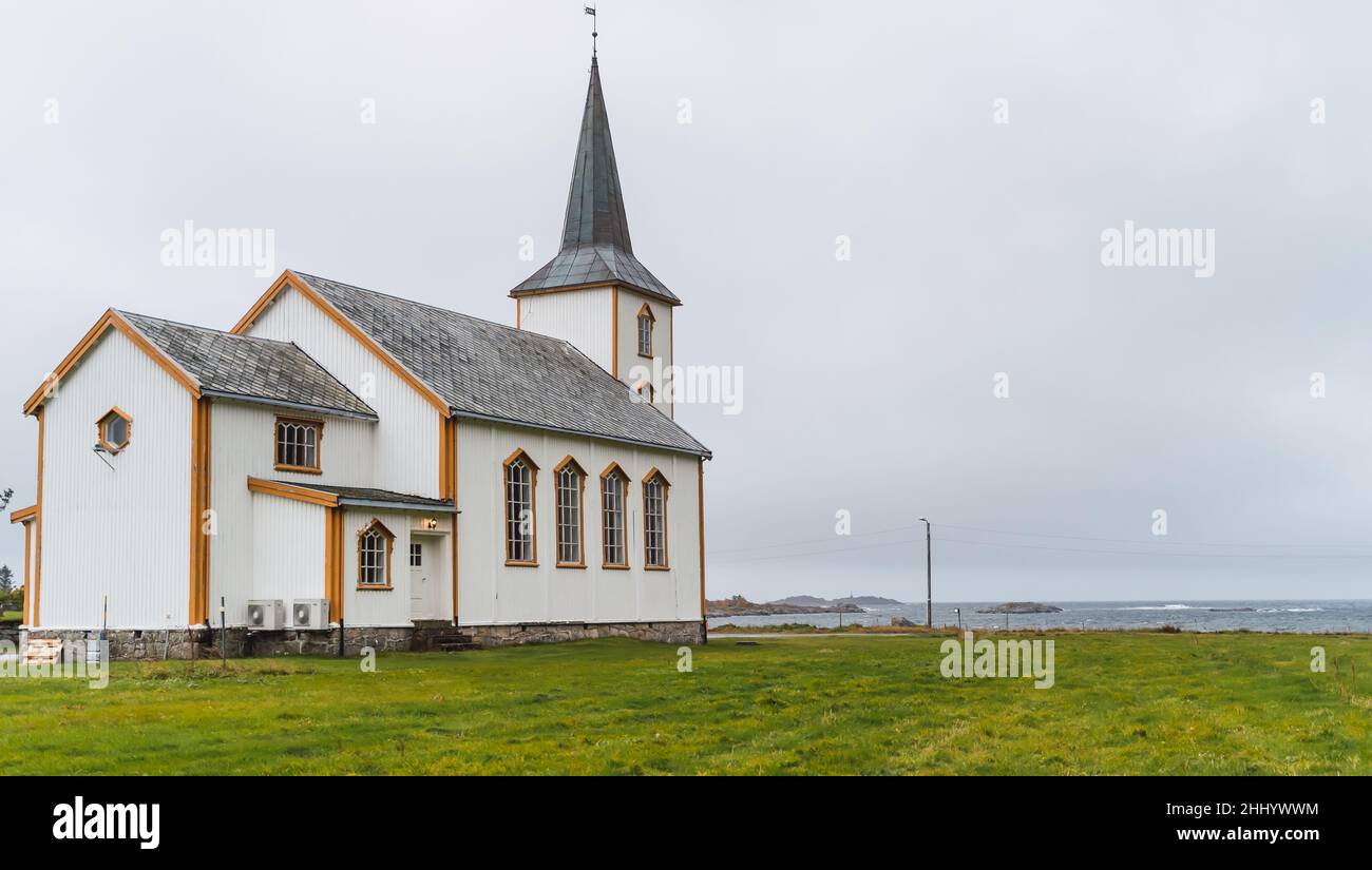 Tradizionale chiesa norvegese di fronte alla spiaggia Foto Stock