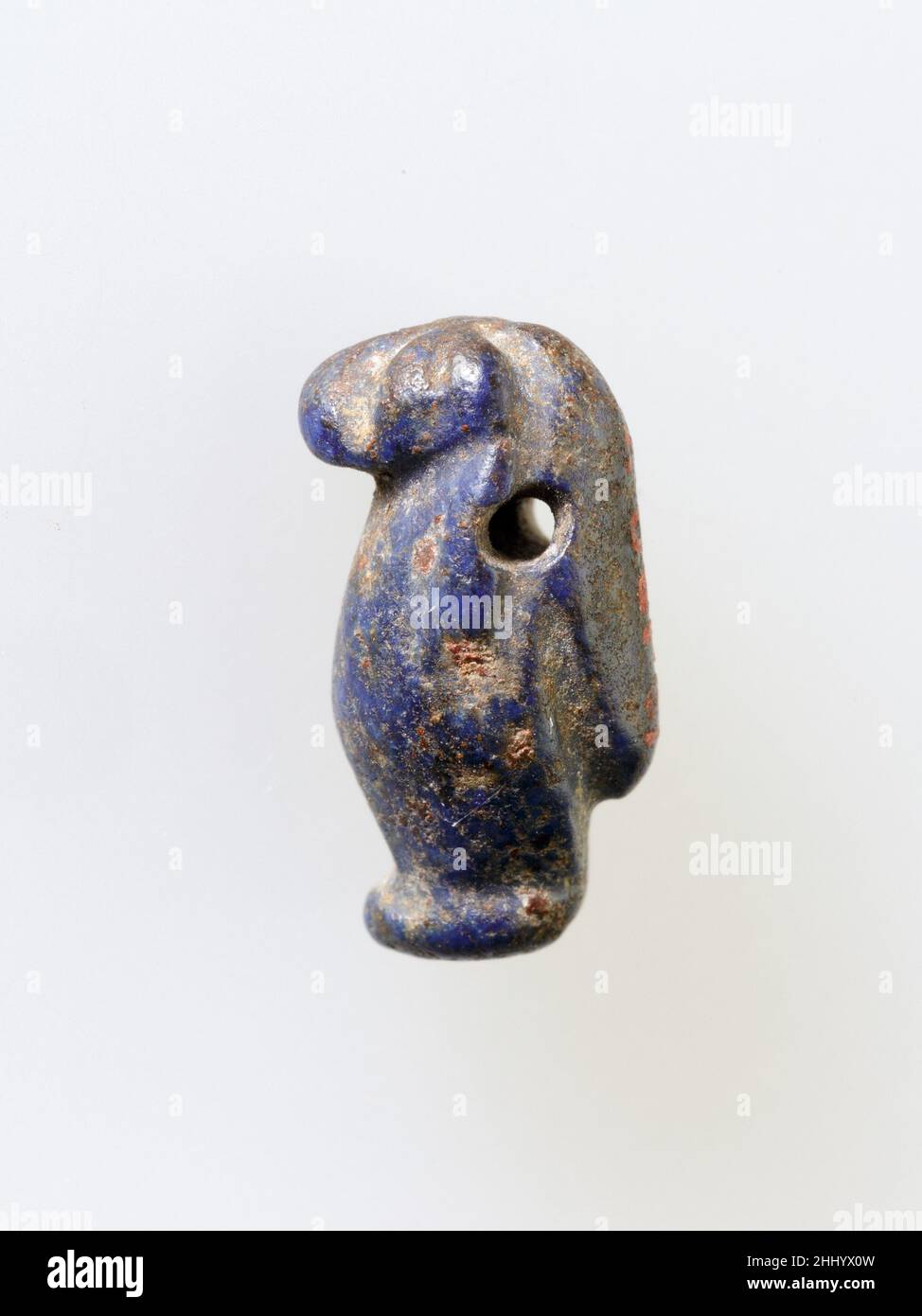 Taweret Amulet ca. 1850–1700 a.C. tardo regno medio questo amuleto fu trovato nella camera saccheggiato raggiunta da un albero nel portico di una tomba scavata nella roccia nella sezione asasif della necropoli Tebana. Tra i reperti si annoverano parti di una bara rettangolare di legno con geroglifici verdi su sfondo giallo, oltre a pochi resti di una o più imbarcazioni di legno modello, tre scarabei (13.180.8- .10), due vasi igienici anidriti (13.180.19a- .c, .20) e il gruppo di oggetti di gioielleria (13.180.1- .18a- .l) colpisce per l'uso esteso di argento. Date che possono essere accertate da raffronti stilistici t Foto Stock Taweret Amulet ca. 1850–1700 a.C. tardo regno medio questo amuleto fu trovato nella camera saccheggiato raggiunta da un albero nel portico di una tomba scavata nella roccia nella sezione asasif della necropoli Tebana. Tra i reperti si annoverano parti di una bara rettangolare di legno con geroglifici verdi su sfondo giallo, oltre a pochi resti di una o più imbarcazioni di legno modello, tre scarabei (13.180.8- .10), due vasi igienici anidriti (13.180.19a- .c, .20) e il gruppo di oggetti di gioielleria (13.180.1- .18a- .l) colpisce per l'uso esteso di argento. Date che possono essere accertate da raffronti stilistici t Foto Stock