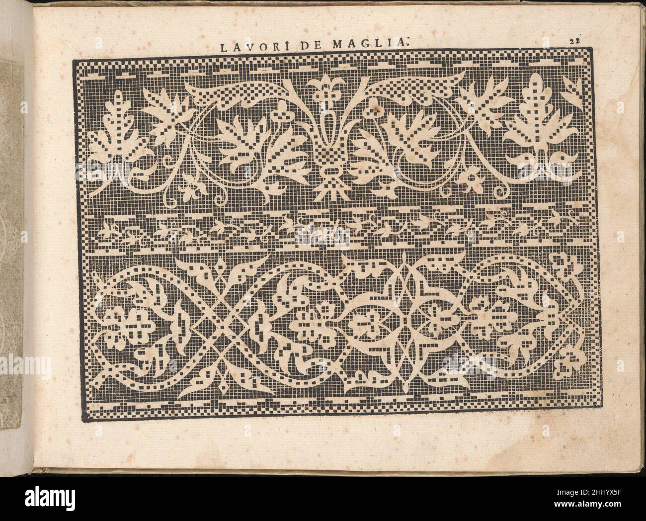 Fiore D'Ogni virtù per le Nobili et Honeste Matrone, pagina 22 (recto) 1610 Isabella Catanea Parasole Italian Designed by Isabella Catanea Parasole, Italian, ca. 1575-ca. 1625, pubblicato da Antonio Fachetti, Roma.dall'alto verso il basso, da sinistra a destra:Design composto da 3 registri orizzontali stampati su una griglia. Il registro superiore è decorato con un fiore centrale con foglie a scacchiera modellate che ha steli curvanti di foglie. Il registro centrale è decorato con una vite ondulata di foglie. Il registro inferiore è decorato con un fiore di 4 petali attaccato a cui sono viti che formano una figura-8 forma. Fior Foto Stock