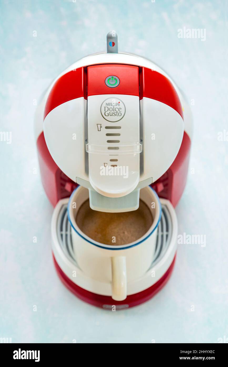 Macchina da caffè Nescafe Dolce gusto su sfondo blu. Messa a fuoco selettiva Foto Stock