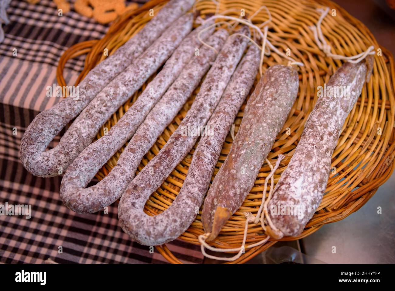 Salsicce di maiale lunghe (longaniza) e carne fredda (fuet) in un macellaio di maiale a Prats de Lluanès (Osona, Barcellona, Catalogna, Spagna) ESP: Fuet longaniza Foto Stock