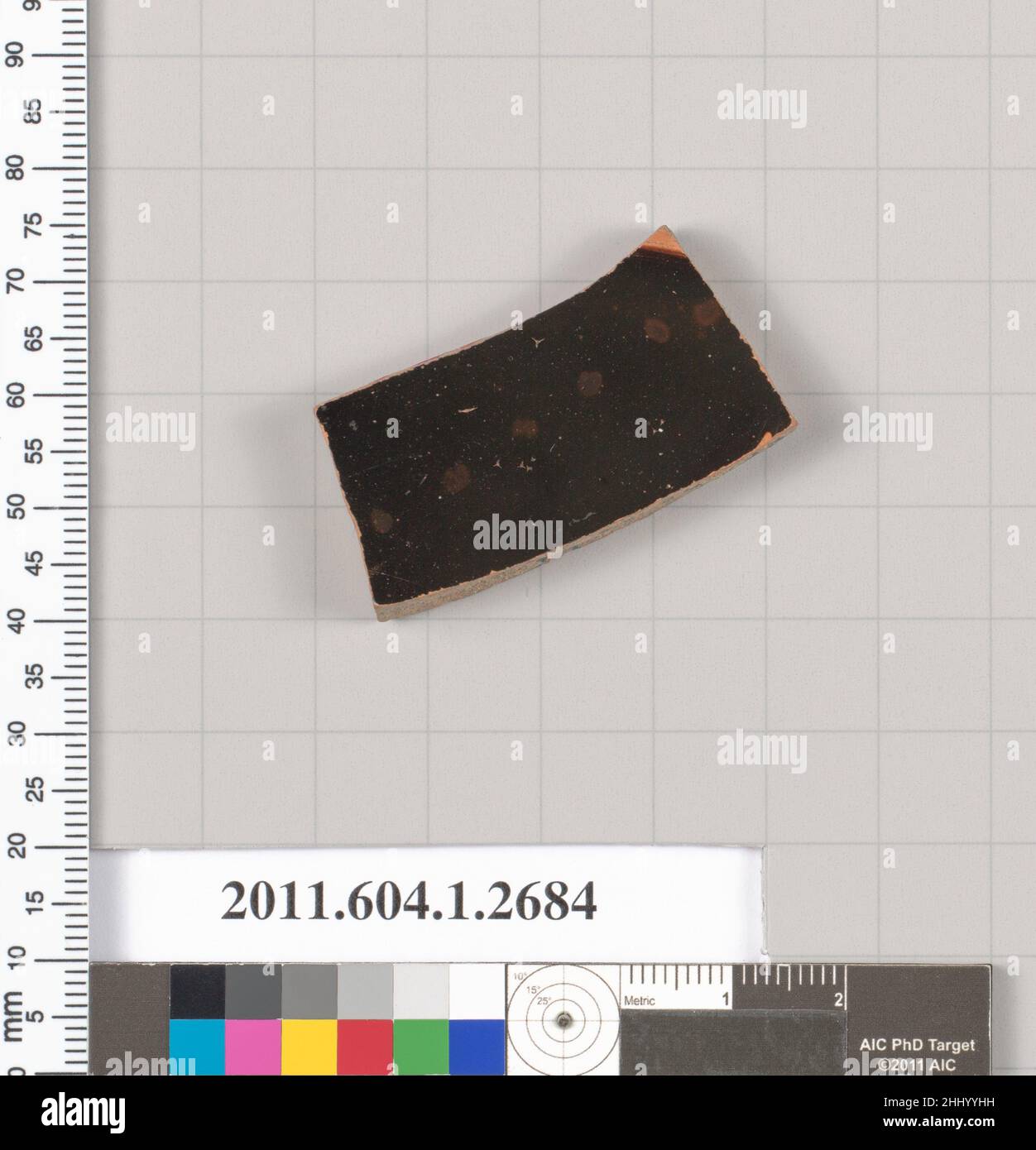 Frammento di terracotta di una kylix (tazza da bere) primo quarto del 5th secolo a.C. Greco, Attico interno, sei lettere di un'iscrizione. Frammento di terracotta di una kylix (tazza da bere) 689260 Foto Stock