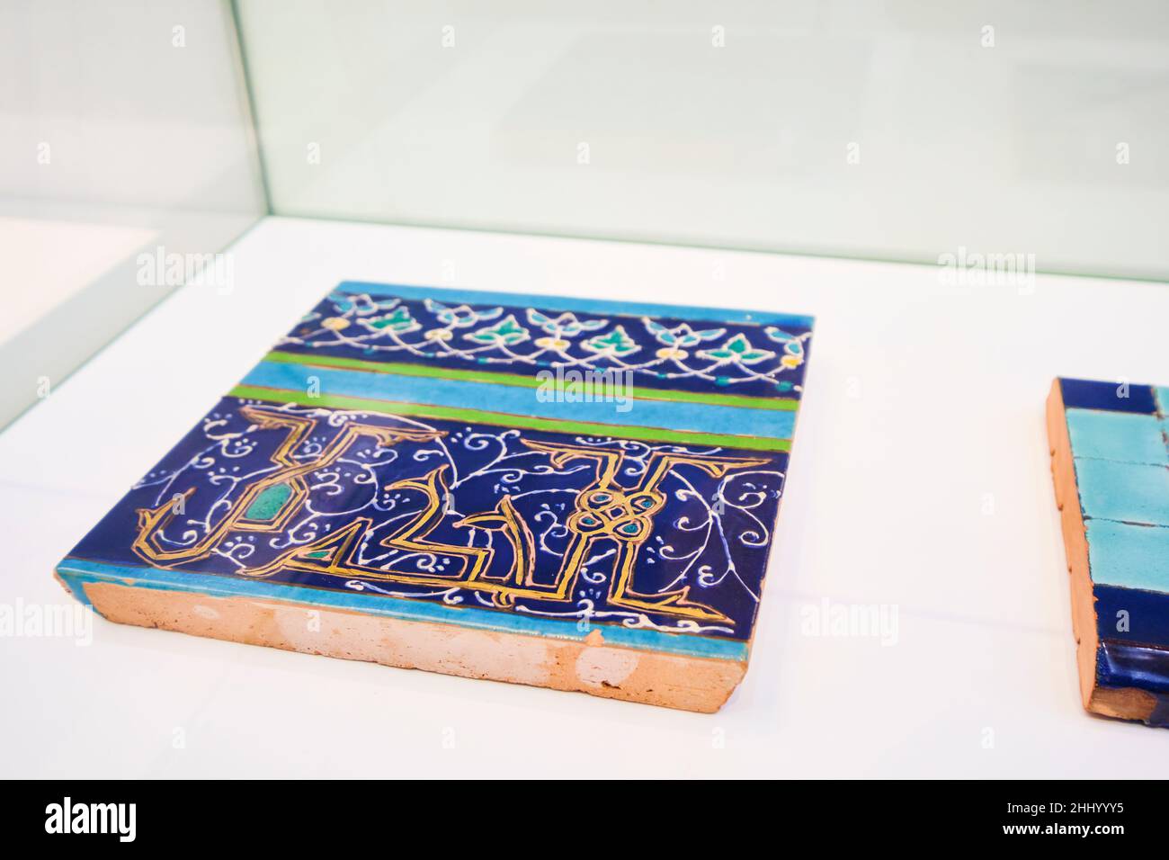 Un esempio di un tipico classico e iconico design di piastrelle dell'era Silk Road. Al Museo in memoria delle vittime della repressione a Tashkent, Uzbekistan. Foto Stock