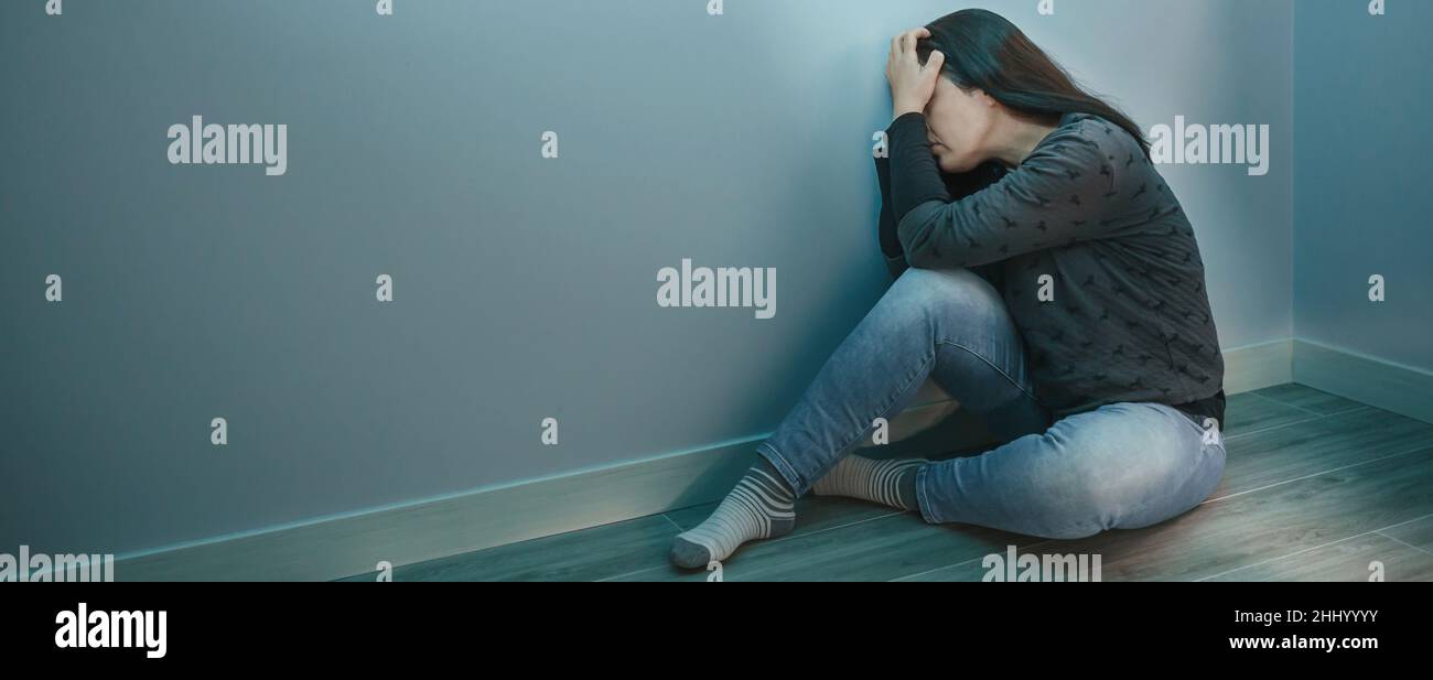 Donna irriconoscibile con disturbo d'ansia con le mani in testa Foto Stock