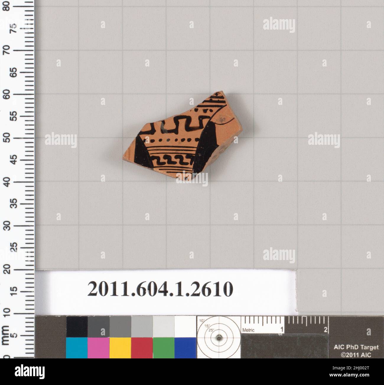 Frammento di terracotta di una kylix (tazza da bere) 500–480 a.C. Greco, Attico interno, parte di kalathos. Frammento di terracotta di una kylix (tazza da bere) 686994 Foto Stock