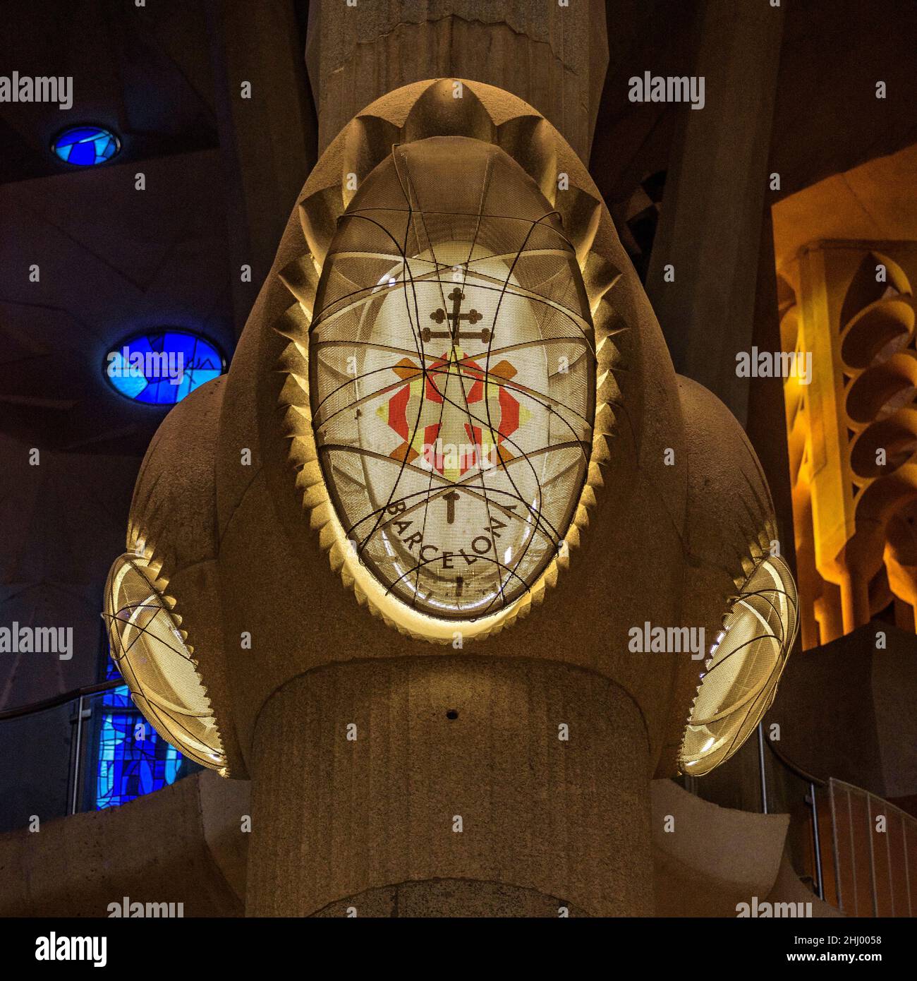 Particolare dell'illuminazione delle colonne nodi all'interno della Sagrada Familia (Barcellona, Catalogna, Spagna) ESP: Iluminación del templo de la S. Familia Foto Stock