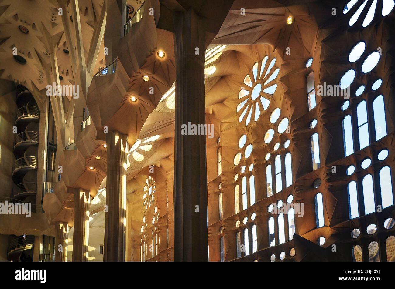 Navate all'interno della basilica della Sagrada Familia poco dopo che i lavori di costruzione furono completati nel 2010 (Barcellona, Catalogna, Spagna) ESP: Interior del templo Foto Stock