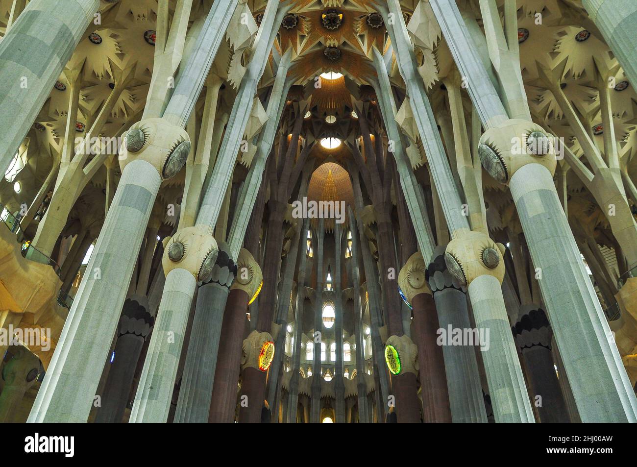 Navate all'interno della basilica della Sagrada Familia poco dopo che i lavori di costruzione furono completati nel 2010 (Barcellona, Catalogna, Spagna) ESP: Interior del templo Foto Stock