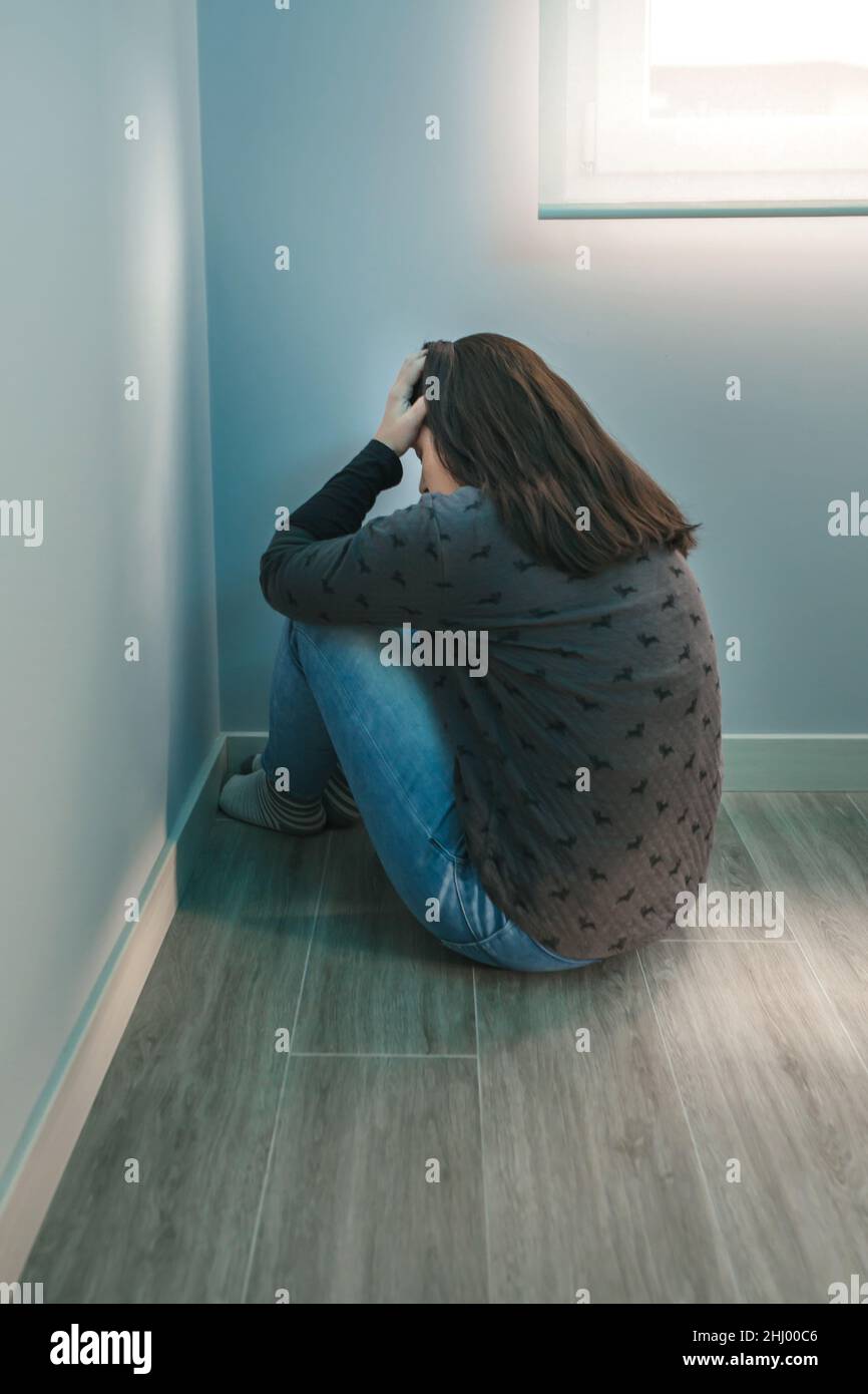 Donna irriconoscibile con disturbo d'ansia con le mani in testa Foto Stock