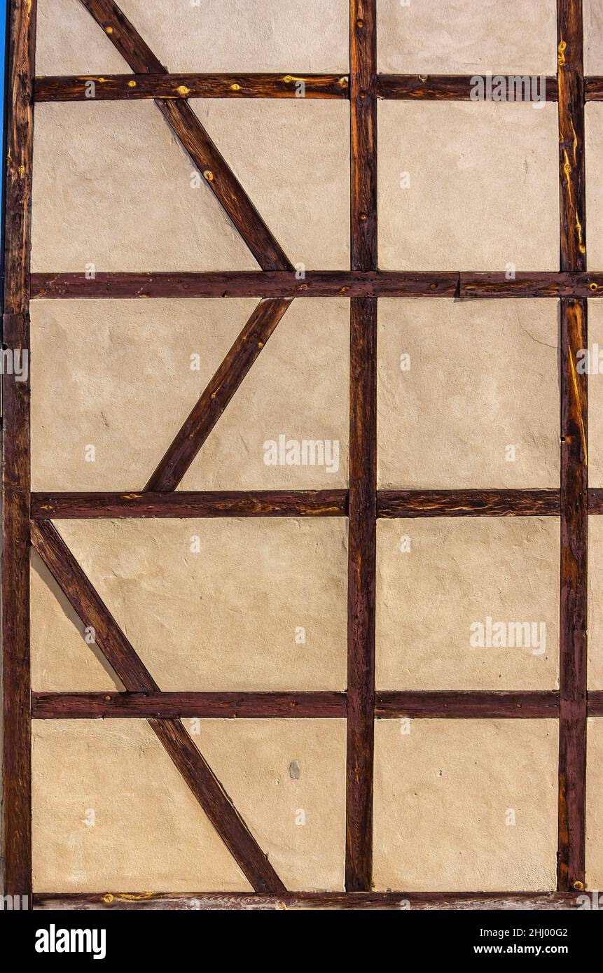 Modelli tratti dalle infuocazioni e strutture di un'architettura storica a graticcio. Foto Stock