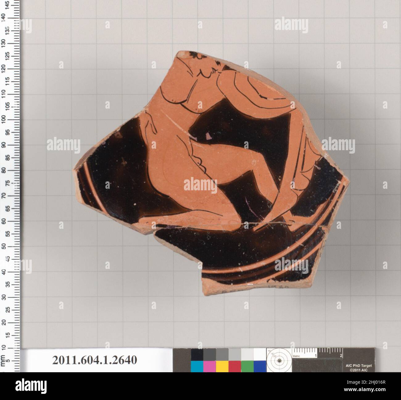 Frammento di terracotta di una kylix (tazza da bere) 520–510 a.C. Greco, Attico interno, giovane a destra con himation drapped sopra il braccio sinistro esteso e la mano destra sull'anca; due lettere di un'iscrizione, XA?. Frammento di terracotta di una kylix (tazza da bere) 689217 Foto Stock